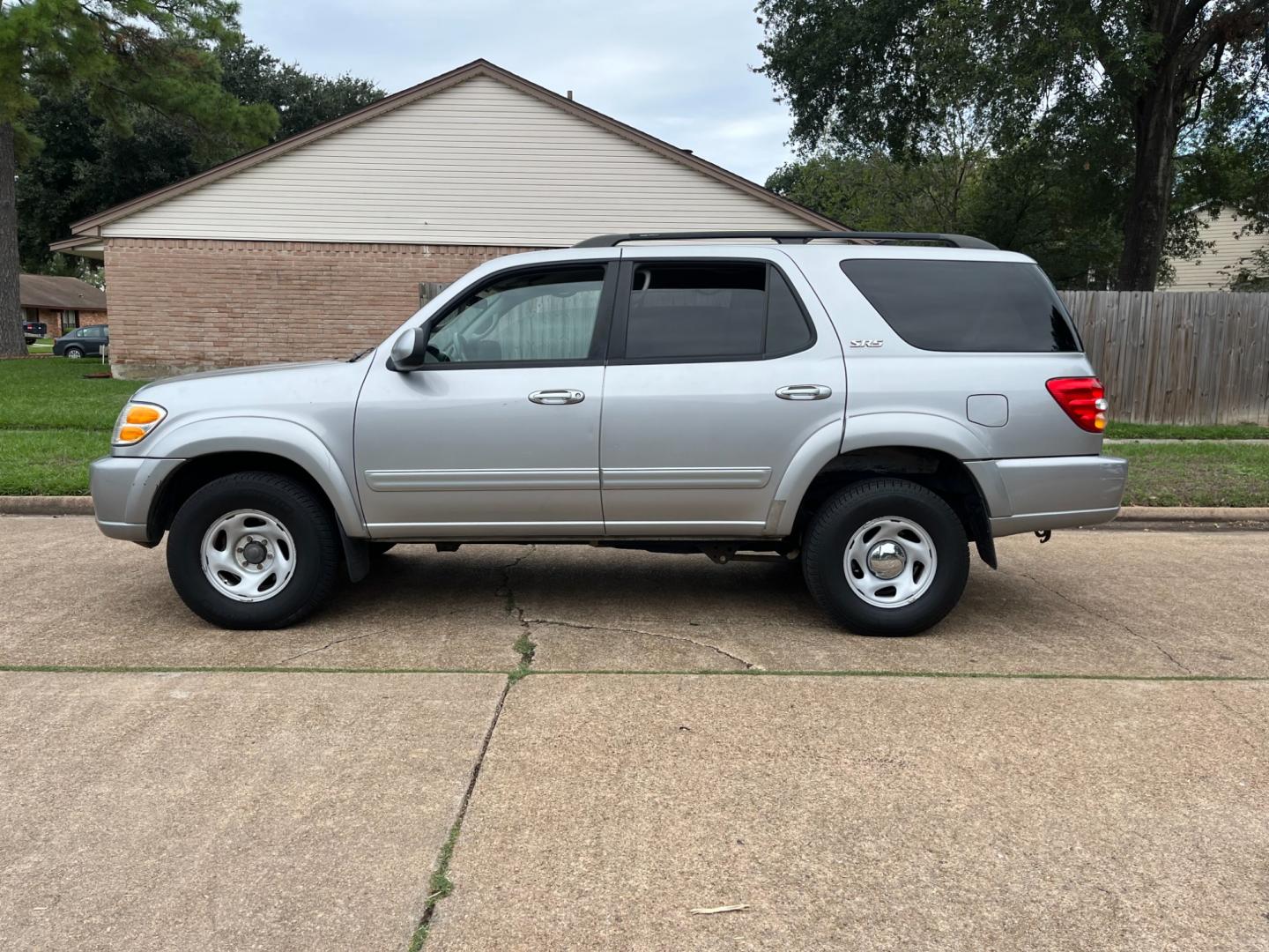 2001 SILVER /gray Toyota Sequoia SR5 4WD (5TDBT44AX1S) with an 4.7L V8 SOHC 16V engine, 4-Speed Automatic Overdrive transmission, located at 14700 Tomball Parkway 249, Houston, TX, 77086, (281) 444-2200, 29.928619, -95.504074 - Photo#2