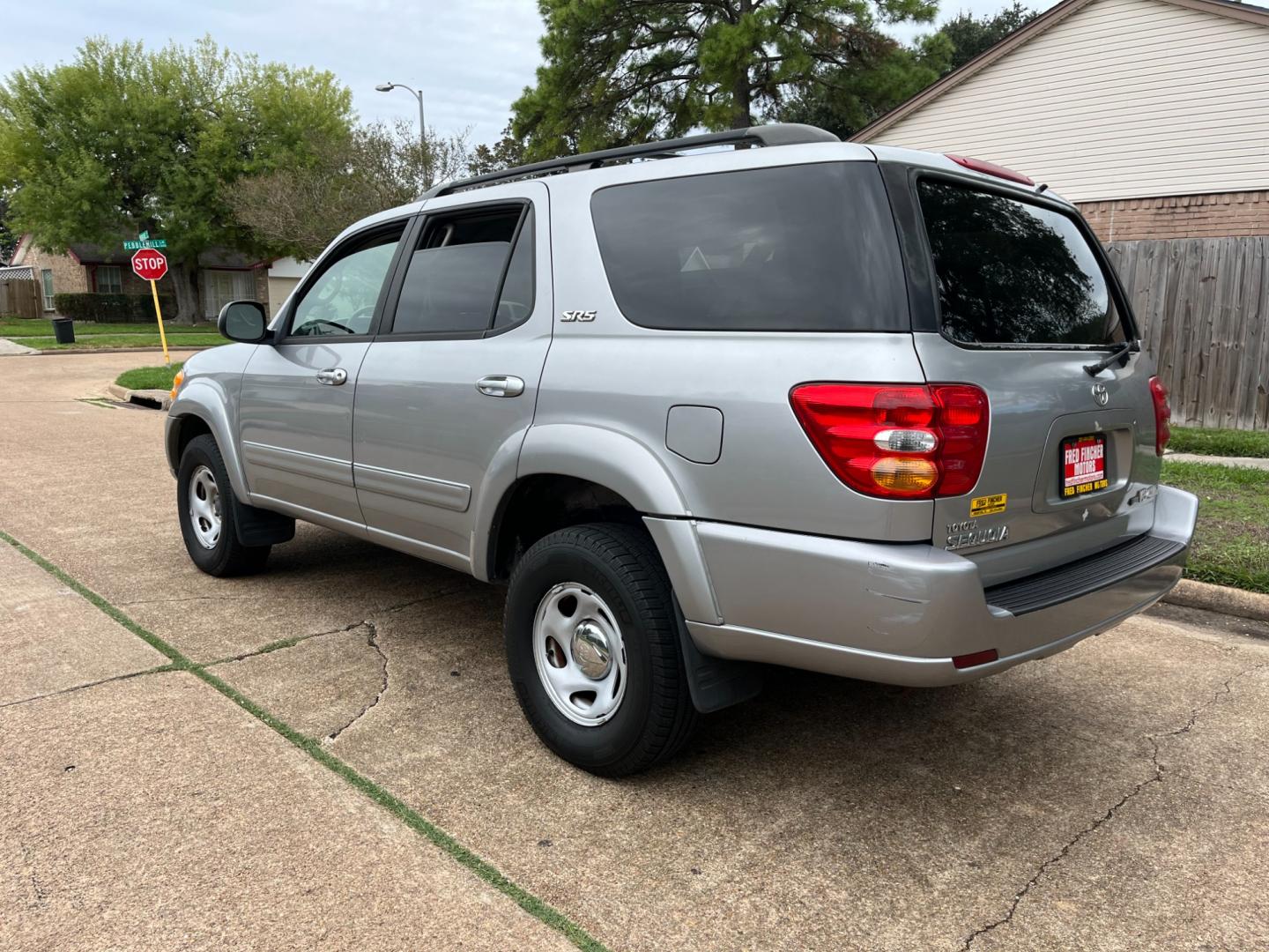 2001 SILVER /gray Toyota Sequoia SR5 4WD (5TDBT44AX1S) with an 4.7L V8 SOHC 16V engine, 4-Speed Automatic Overdrive transmission, located at 14700 Tomball Parkway 249, Houston, TX, 77086, (281) 444-2200, 29.928619, -95.504074 - Photo#3