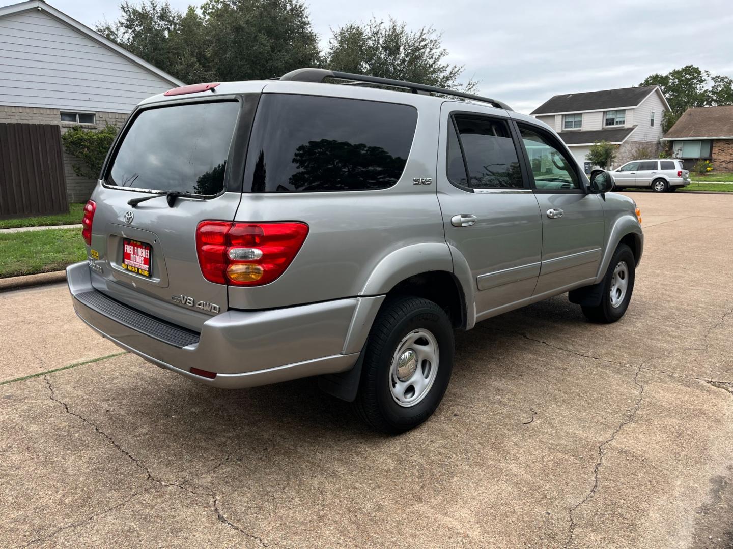 2001 SILVER /gray Toyota Sequoia SR5 4WD (5TDBT44AX1S) with an 4.7L V8 SOHC 16V engine, 4-Speed Automatic Overdrive transmission, located at 14700 Tomball Parkway 249, Houston, TX, 77086, (281) 444-2200, 29.928619, -95.504074 - Photo#4