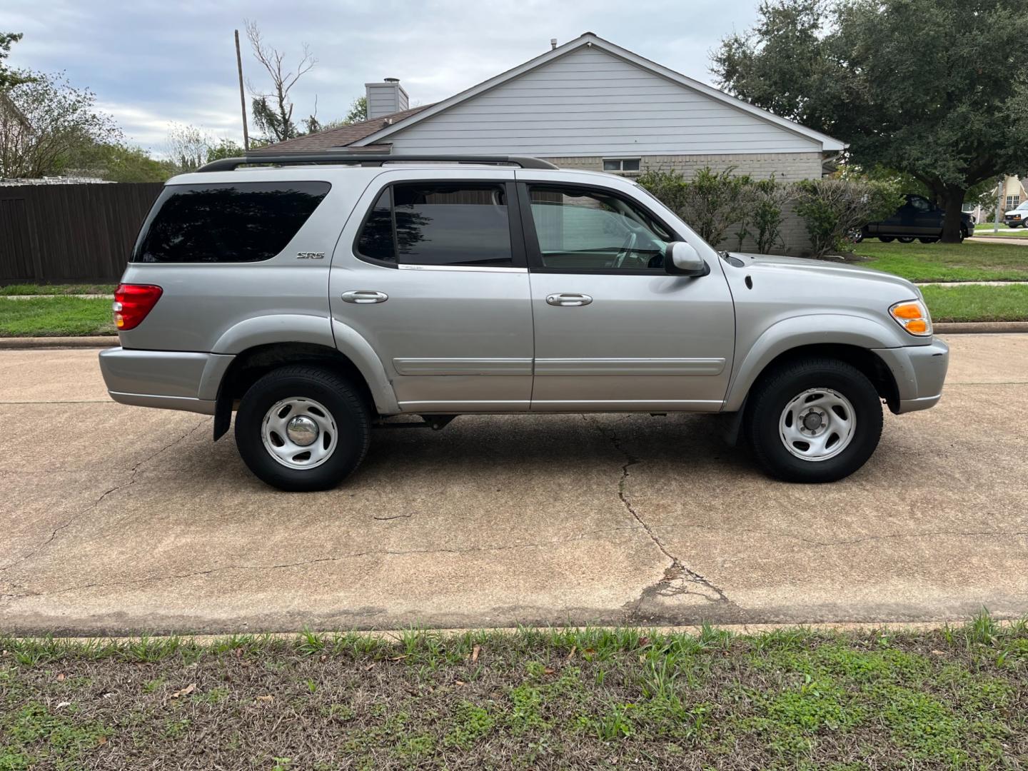 2001 SILVER /gray Toyota Sequoia SR5 4WD (5TDBT44AX1S) with an 4.7L V8 SOHC 16V engine, 4-Speed Automatic Overdrive transmission, located at 14700 Tomball Parkway 249, Houston, TX, 77086, (281) 444-2200, 29.928619, -95.504074 - Photo#5