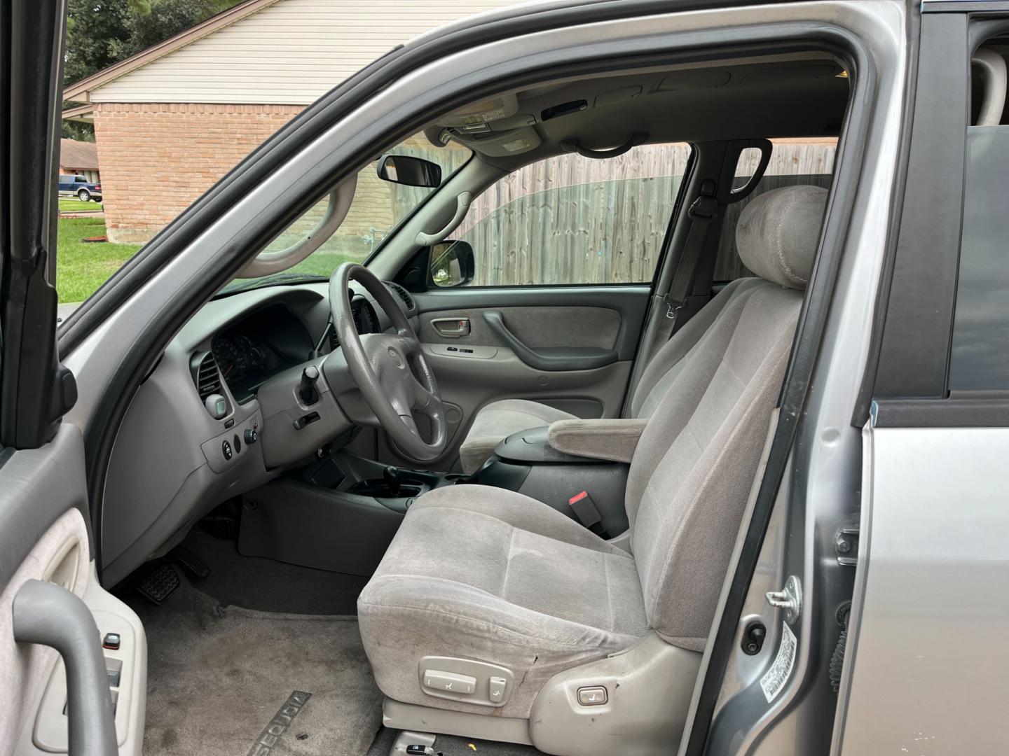 2001 SILVER /gray Toyota Sequoia SR5 4WD (5TDBT44AX1S) with an 4.7L V8 SOHC 16V engine, 4-Speed Automatic Overdrive transmission, located at 14700 Tomball Parkway 249, Houston, TX, 77086, (281) 444-2200, 29.928619, -95.504074 - Photo#6