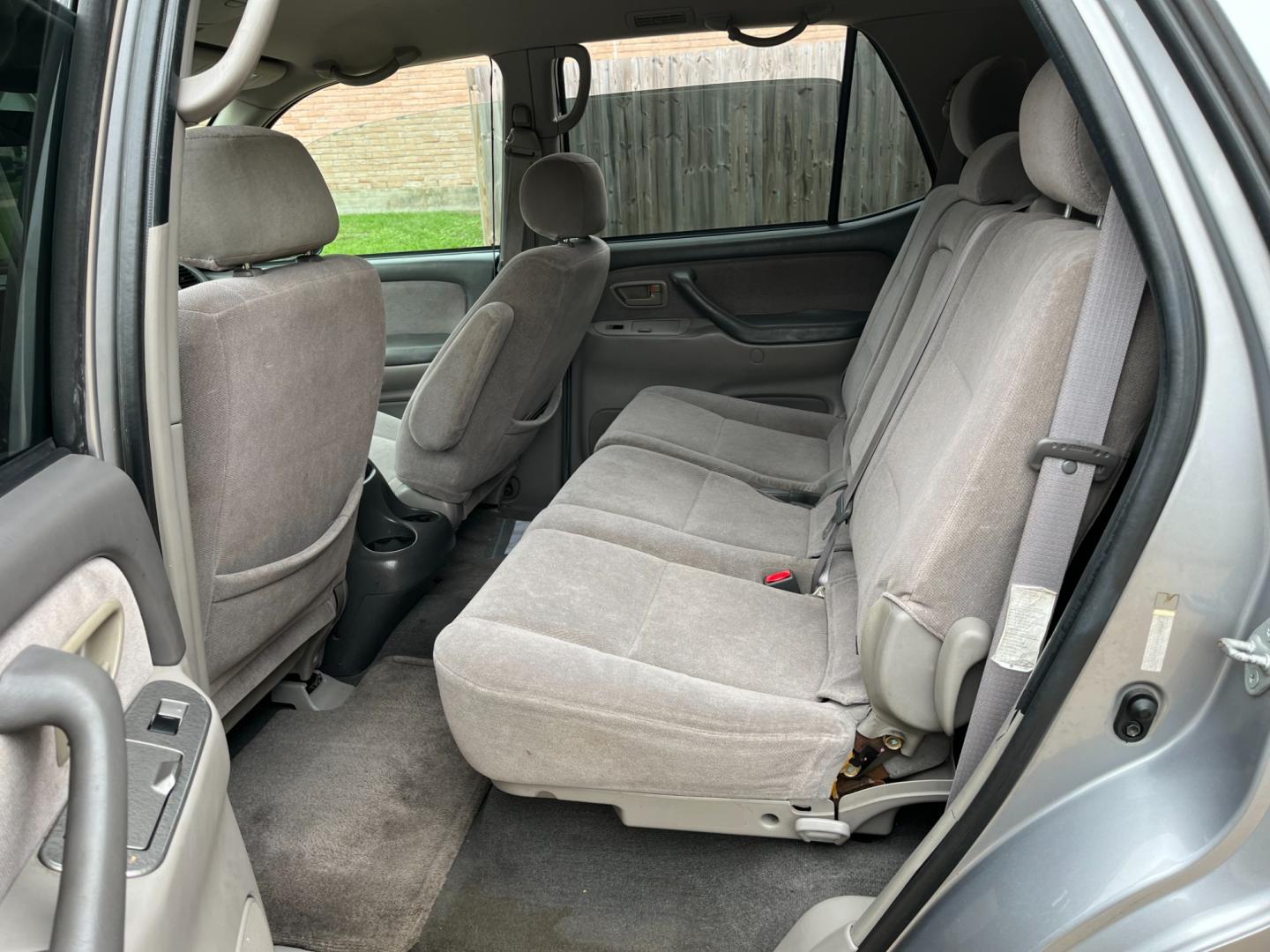 2001 SILVER /gray Toyota Sequoia SR5 4WD (5TDBT44AX1S) with an 4.7L V8 SOHC 16V engine, 4-Speed Automatic Overdrive transmission, located at 14700 Tomball Parkway 249, Houston, TX, 77086, (281) 444-2200, 29.928619, -95.504074 - Photo#7