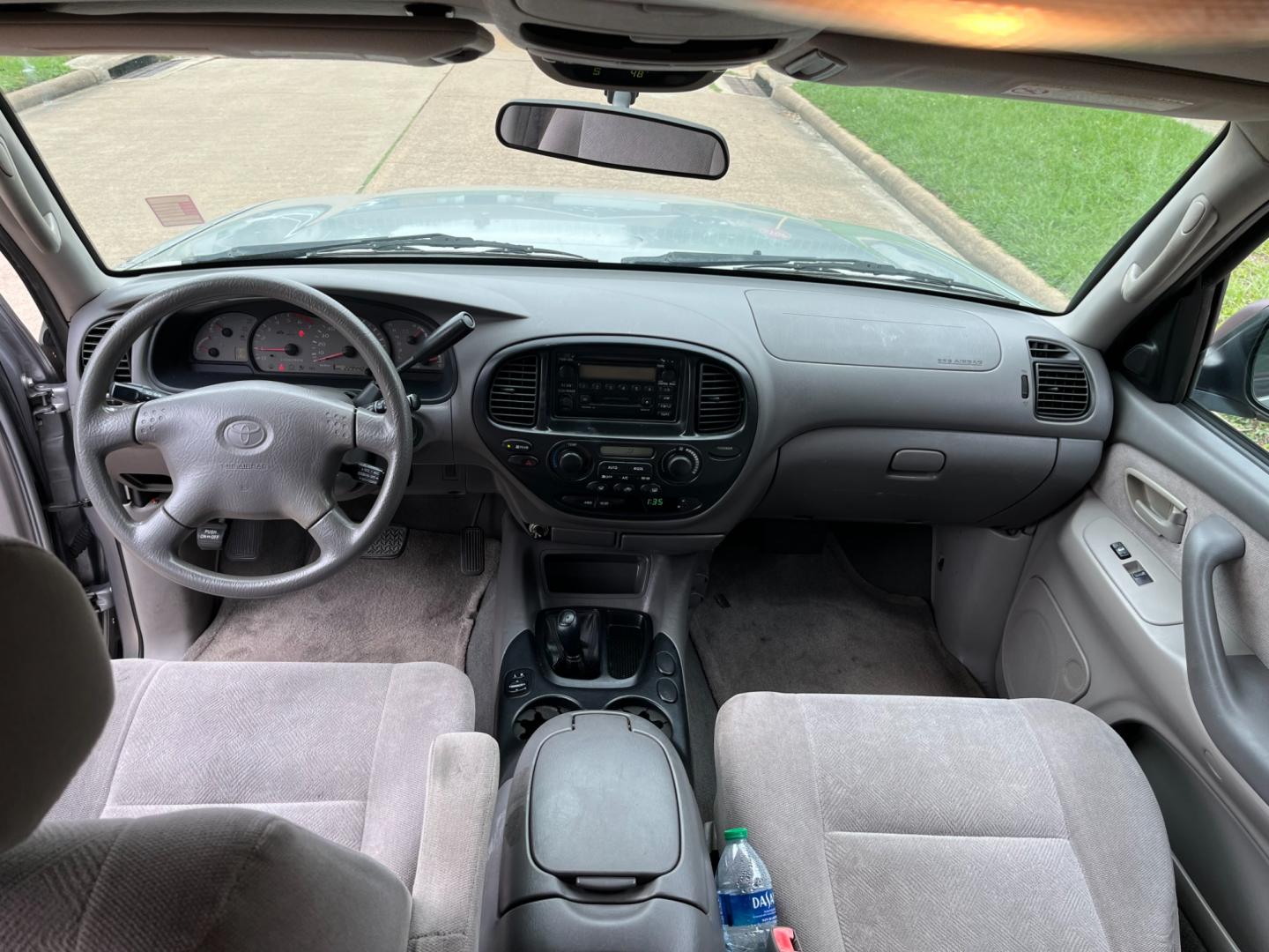 2001 SILVER /gray Toyota Sequoia SR5 4WD (5TDBT44AX1S) with an 4.7L V8 SOHC 16V engine, 4-Speed Automatic Overdrive transmission, located at 14700 Tomball Parkway 249, Houston, TX, 77086, (281) 444-2200, 29.928619, -95.504074 - Photo#8