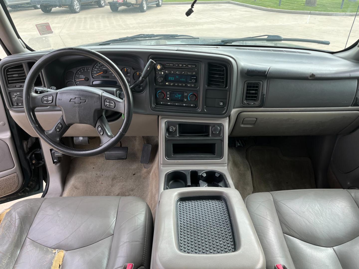 2004 green /gray Chevrolet Tahoe 2WD (1GNEC13Z84R) with an 5.3L V8 OHV 16V FFV engine, 4-Speed Automatic Overdrive transmission, located at 14700 Tomball Parkway 249, Houston, TX, 77086, (281) 444-2200, 29.928619, -95.504074 - Photo#10