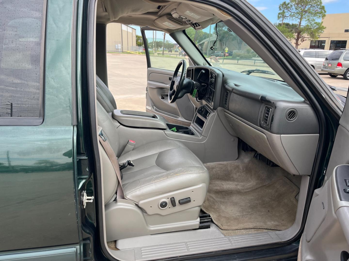 2004 green /gray Chevrolet Tahoe 2WD (1GNEC13Z84R) with an 5.3L V8 OHV 16V FFV engine, 4-Speed Automatic Overdrive transmission, located at 14700 Tomball Parkway 249, Houston, TX, 77086, (281) 444-2200, 29.928619, -95.504074 - Photo#11