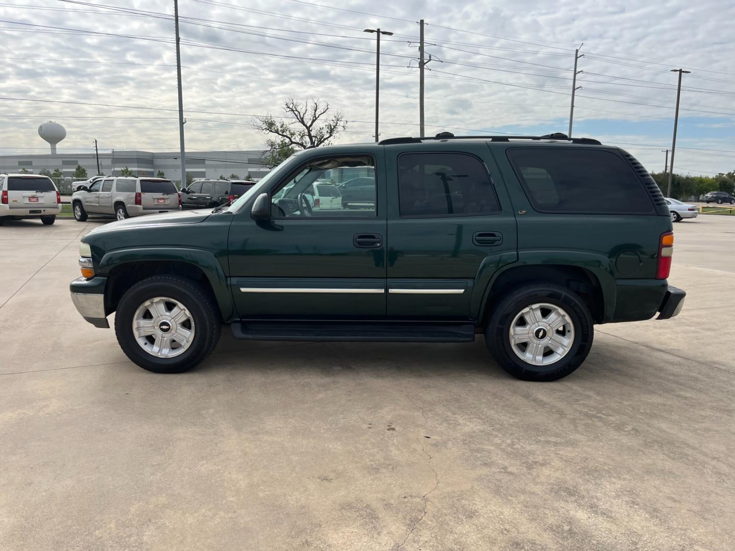 2004 green /gray Chevrolet Tahoe 2WD (1GNEC13Z84R) with an 5.3L V8 OHV 16V FFV engine, 4-Speed Automatic Overdrive transmission, located at 14700 Tomball Parkway 249, Houston, TX, 77086, (281) 444-2200, 29.928619, -95.504074 - Photo#3