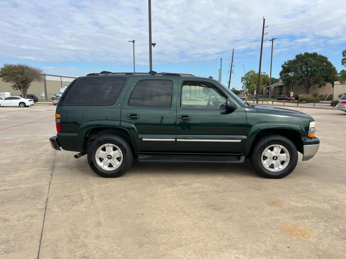 2004 green /gray Chevrolet Tahoe 2WD (1GNEC13Z84R) with an 5.3L V8 OHV 16V FFV engine, 4-Speed Automatic Overdrive transmission, located at 14700 Tomball Parkway 249, Houston, TX, 77086, (281) 444-2200, 29.928619, -95.504074 - Photo#7