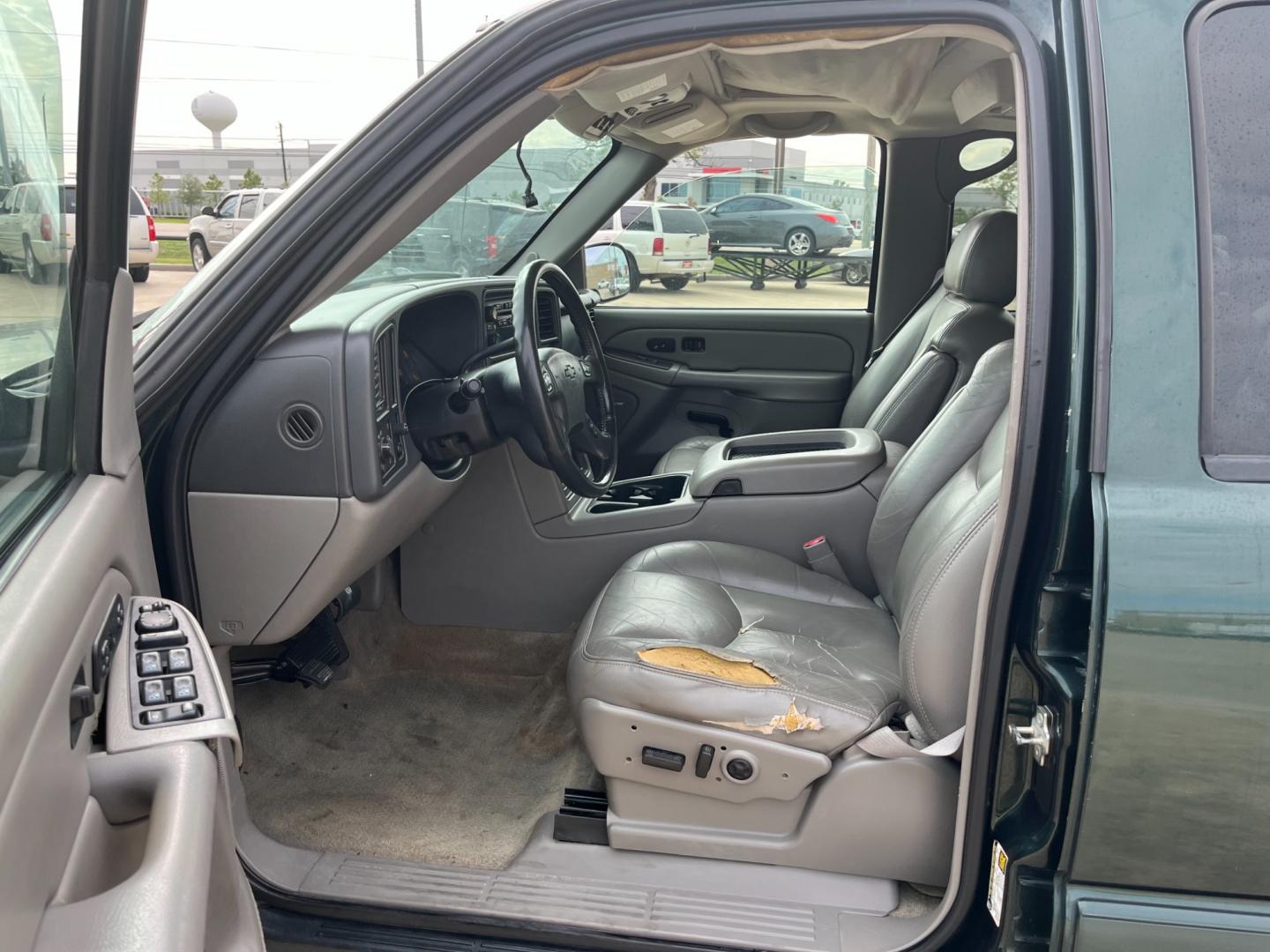 2004 green /gray Chevrolet Tahoe 2WD (1GNEC13Z84R) with an 5.3L V8 OHV 16V FFV engine, 4-Speed Automatic Overdrive transmission, located at 14700 Tomball Parkway 249, Houston, TX, 77086, (281) 444-2200, 29.928619, -95.504074 - Photo#8