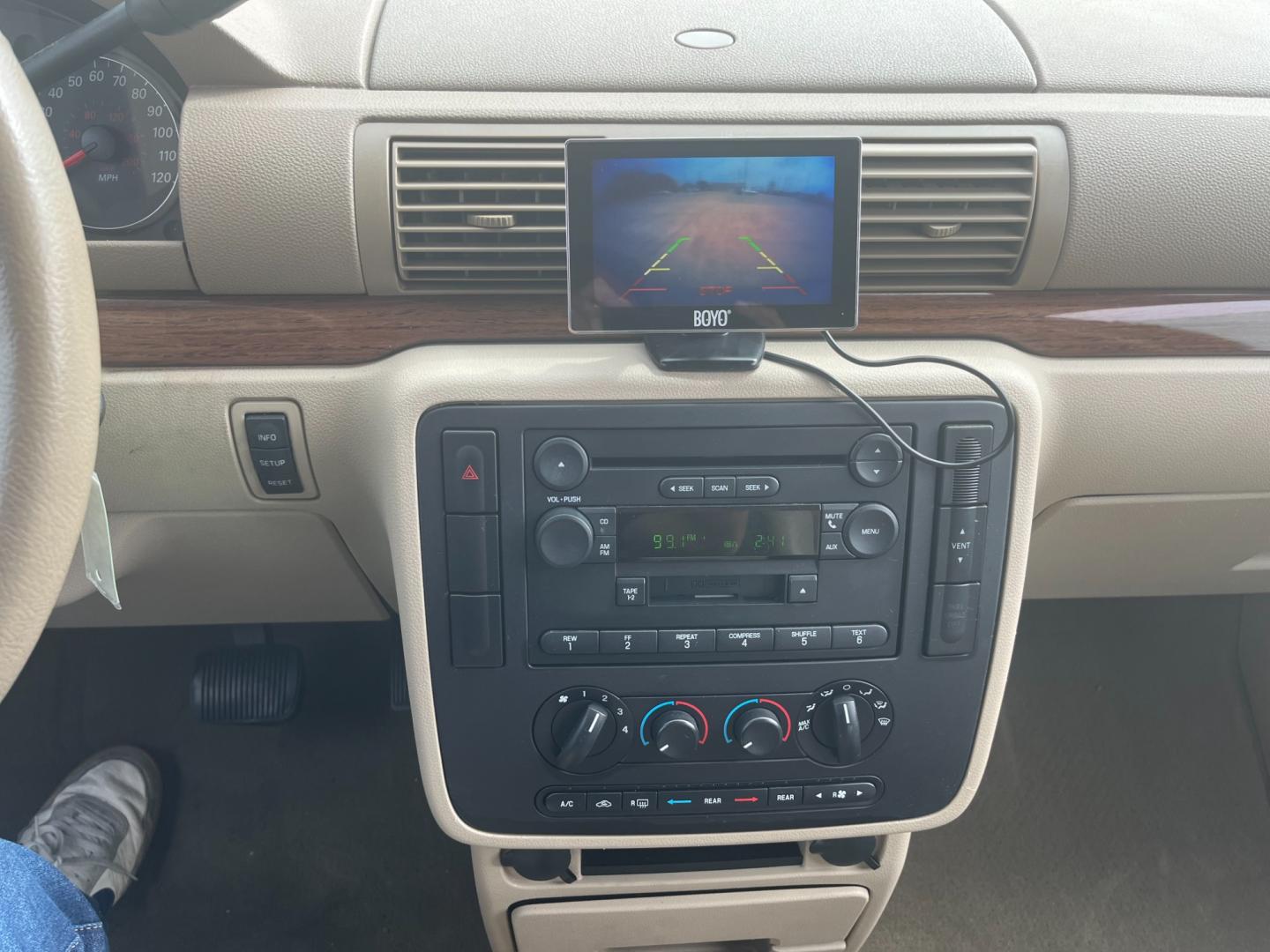 2004 green /TAN Ford Freestar SEL (2FMZA52264B) with an 4.2L V6 OHV 12V engine, 4-Speed Automatic Overdrive transmission, located at 14700 Tomball Parkway 249, Houston, TX, 77086, (281) 444-2200, 29.928619, -95.504074 - Photo#12