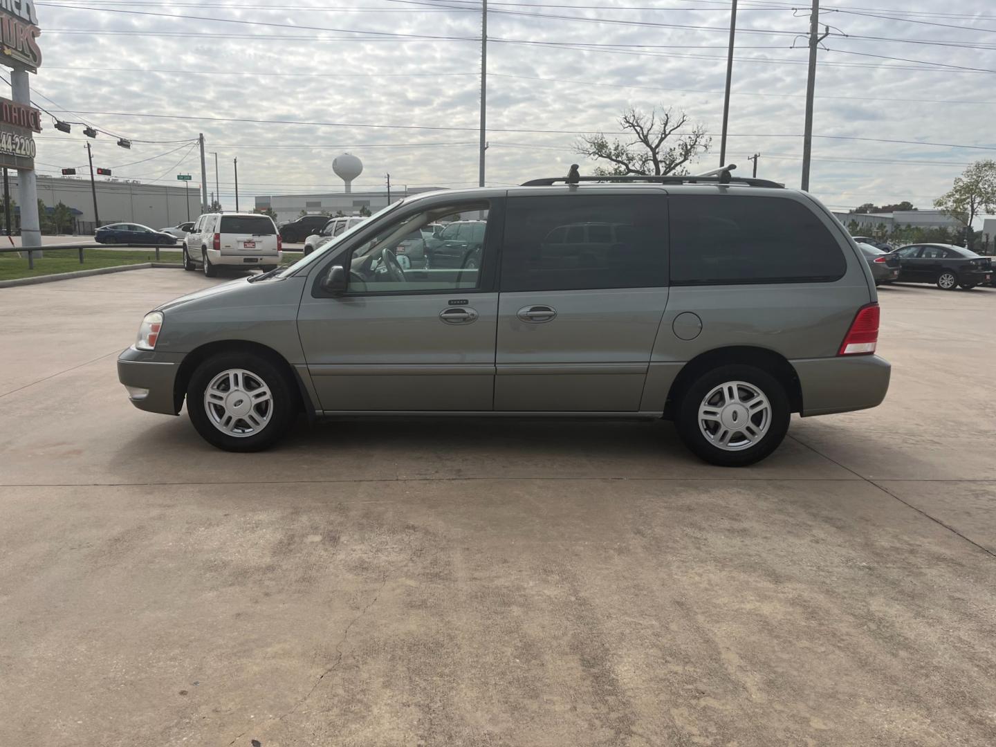 2004 green /TAN Ford Freestar SEL (2FMZA52264B) with an 4.2L V6 OHV 12V engine, 4-Speed Automatic Overdrive transmission, located at 14700 Tomball Parkway 249, Houston, TX, 77086, (281) 444-2200, 29.928619, -95.504074 - Photo#3