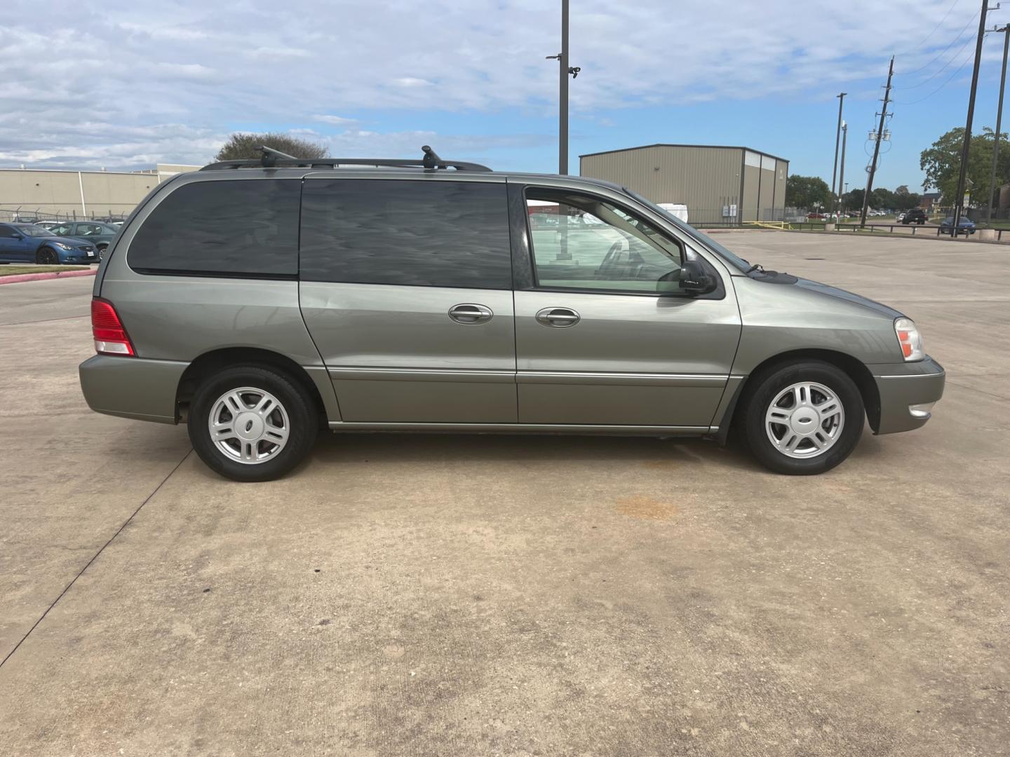 2004 green /TAN Ford Freestar SEL (2FMZA52264B) with an 4.2L V6 OHV 12V engine, 4-Speed Automatic Overdrive transmission, located at 14700 Tomball Parkway 249, Houston, TX, 77086, (281) 444-2200, 29.928619, -95.504074 - Photo#7