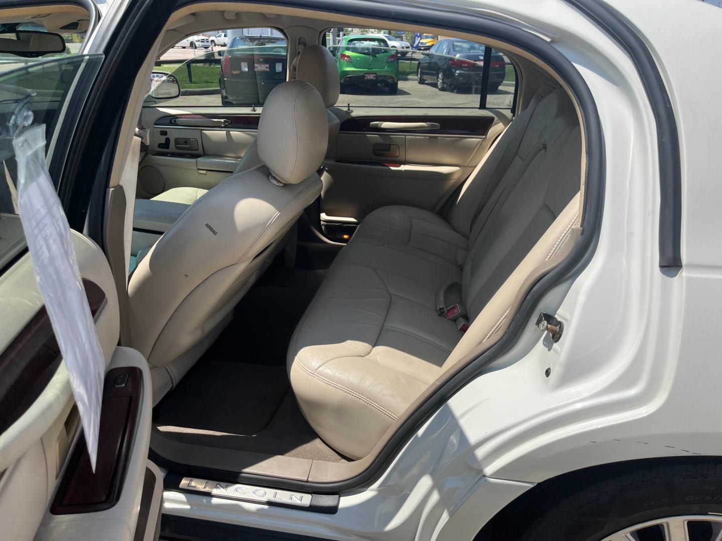 2004 white /TAN Lincoln Town Car Ultimate (1LNHM83W84Y) with an 4.6L V8 SOHC 16V engine, 4-Speed Automatic Overdrive transmission, located at 14700 Tomball Parkway 249, Houston, TX, 77086, (281) 444-2200, 29.928619, -95.504074 - Photo#9