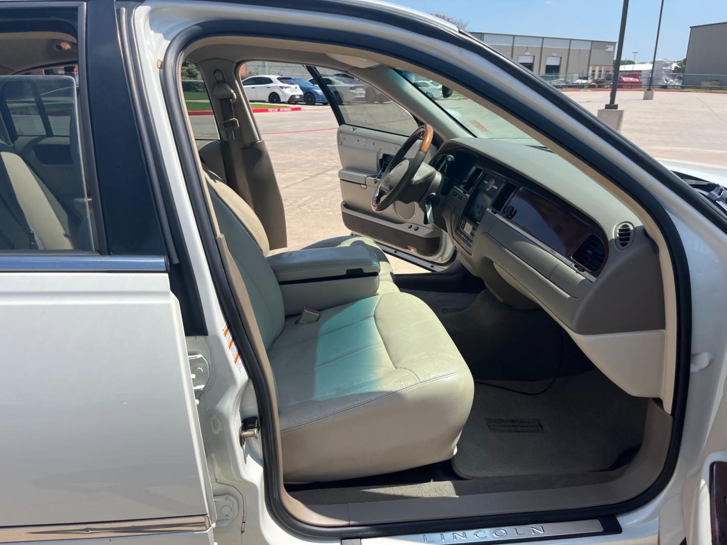 2004 white /TAN Lincoln Town Car Ultimate (1LNHM83W84Y) with an 4.6L V8 SOHC 16V engine, 4-Speed Automatic Overdrive transmission, located at 14700 Tomball Parkway 249, Houston, TX, 77086, (281) 444-2200, 29.928619, -95.504074 - Photo#11