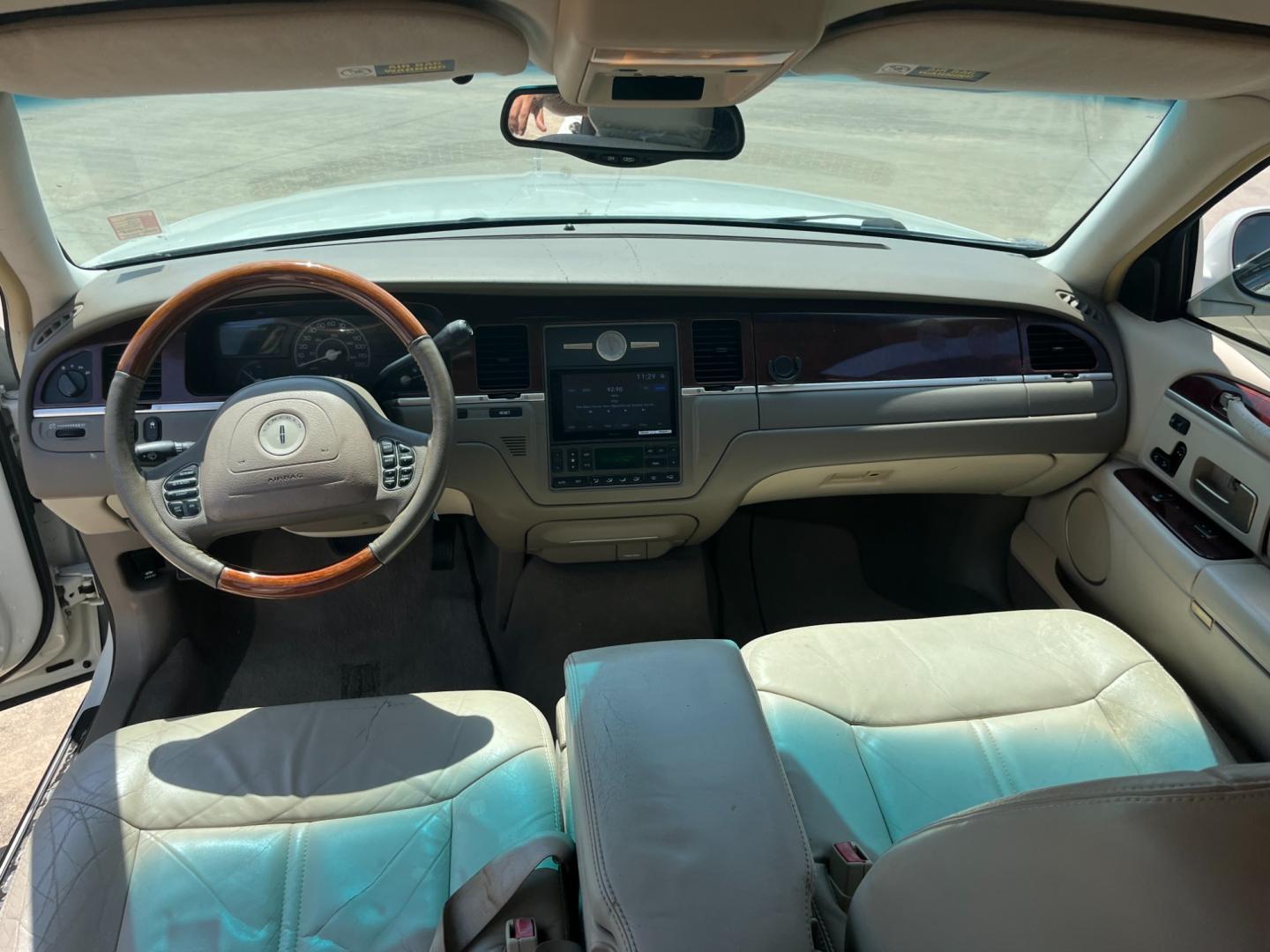 2004 white /TAN Lincoln Town Car Ultimate (1LNHM83W84Y) with an 4.6L V8 SOHC 16V engine, 4-Speed Automatic Overdrive transmission, located at 14700 Tomball Parkway 249, Houston, TX, 77086, (281) 444-2200, 29.928619, -95.504074 - Photo#10