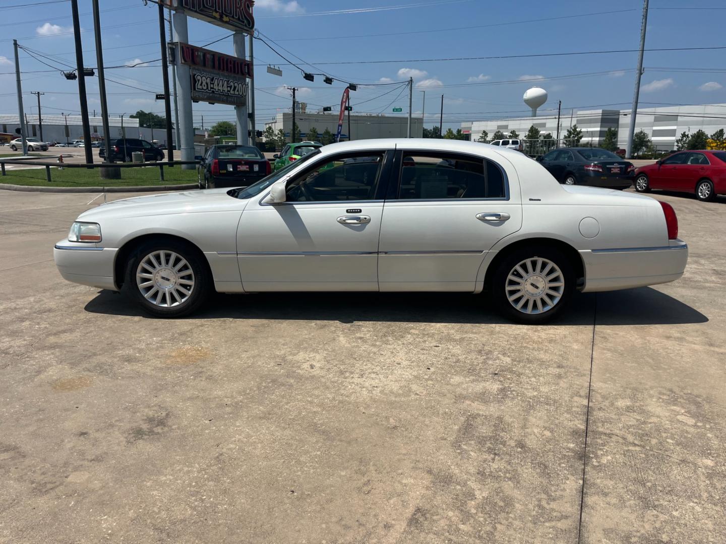 2004 white /TAN Lincoln Town Car Ultimate (1LNHM83W84Y) with an 4.6L V8 SOHC 16V engine, 4-Speed Automatic Overdrive transmission, located at 14700 Tomball Parkway 249, Houston, TX, 77086, (281) 444-2200, 29.928619, -95.504074 - Photo#3