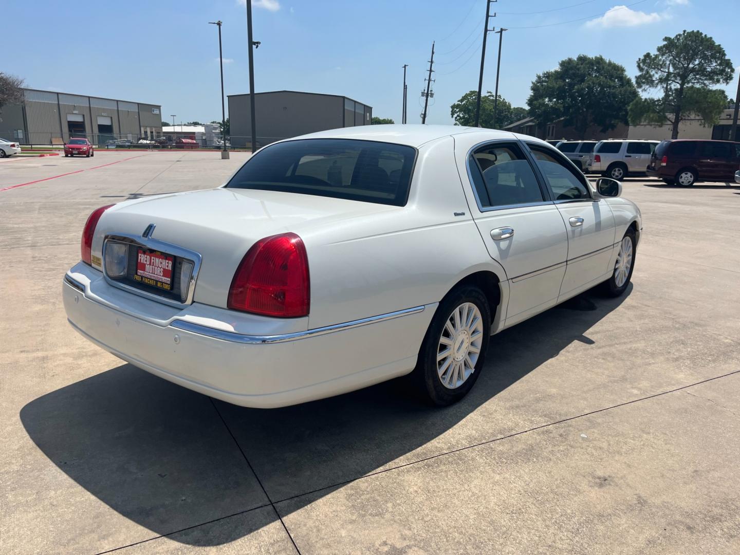 2004 white /TAN Lincoln Town Car Ultimate (1LNHM83W84Y) with an 4.6L V8 SOHC 16V engine, 4-Speed Automatic Overdrive transmission, located at 14700 Tomball Parkway 249, Houston, TX, 77086, (281) 444-2200, 29.928619, -95.504074 - Photo#6