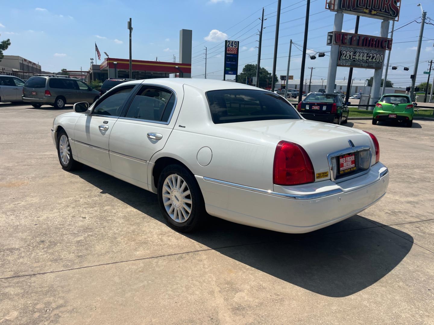 2004 white /TAN Lincoln Town Car Ultimate (1LNHM83W84Y) with an 4.6L V8 SOHC 16V engine, 4-Speed Automatic Overdrive transmission, located at 14700 Tomball Parkway 249, Houston, TX, 77086, (281) 444-2200, 29.928619, -95.504074 - Photo#4