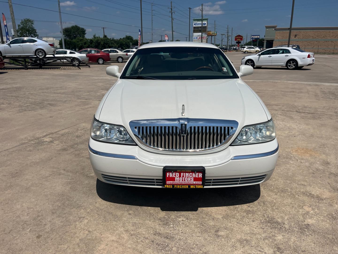 2004 white /TAN Lincoln Town Car Ultimate (1LNHM83W84Y) with an 4.6L V8 SOHC 16V engine, 4-Speed Automatic Overdrive transmission, located at 14700 Tomball Parkway 249, Houston, TX, 77086, (281) 444-2200, 29.928619, -95.504074 - Photo#1