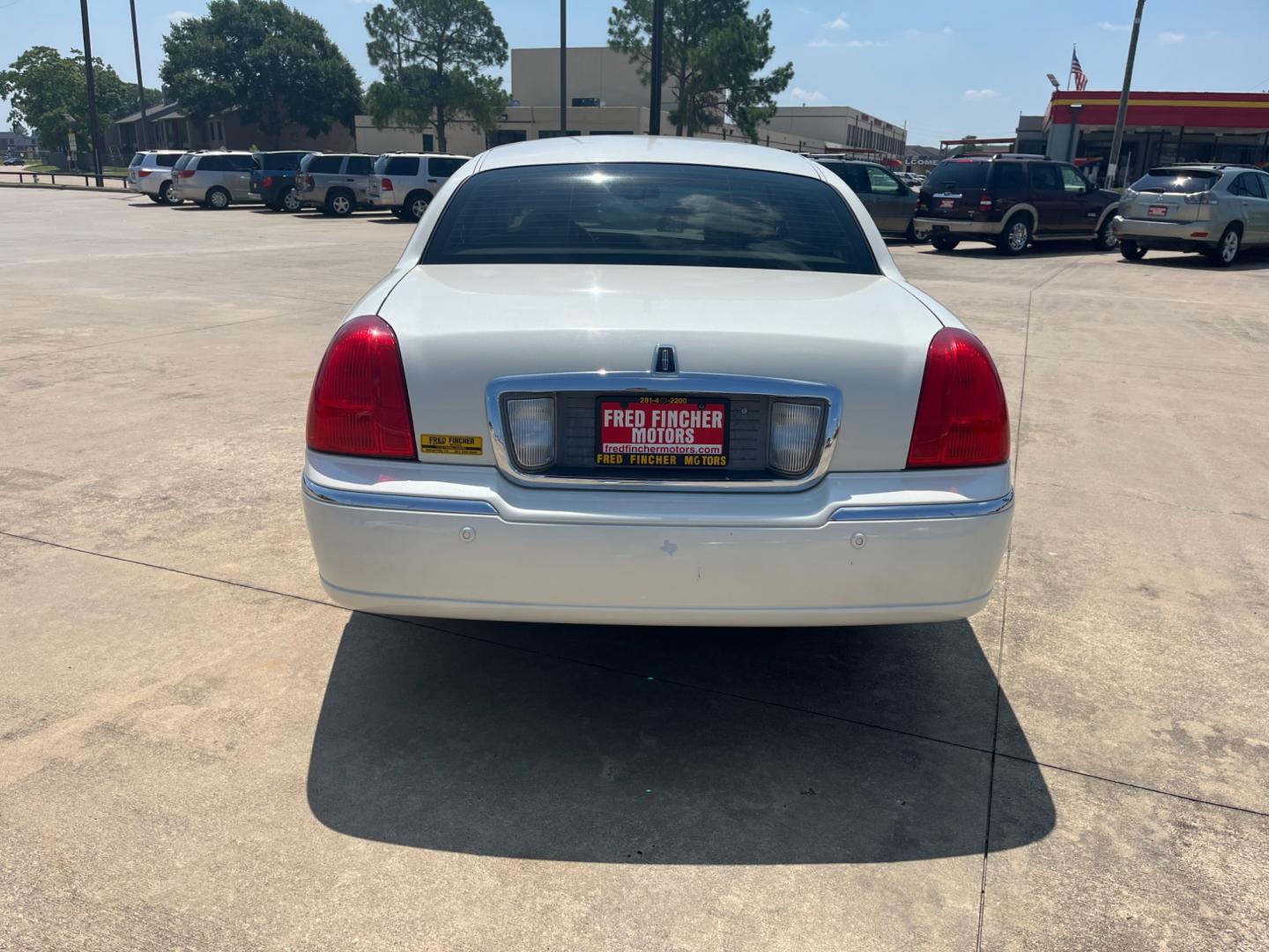 2004 white /TAN Lincoln Town Car Ultimate (1LNHM83W84Y) with an 4.6L V8 SOHC 16V engine, 4-Speed Automatic Overdrive transmission, located at 14700 Tomball Parkway 249, Houston, TX, 77086, (281) 444-2200, 29.928619, -95.504074 - Photo#5