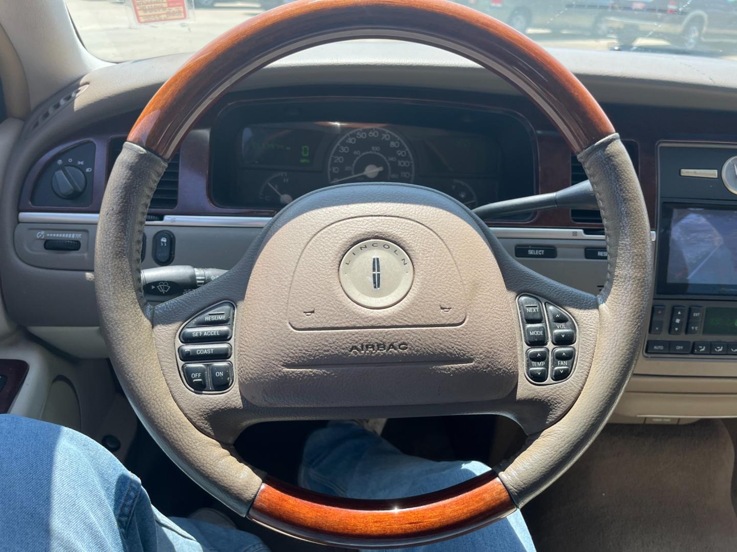 2004 white /TAN Lincoln Town Car Ultimate (1LNHM83W84Y) with an 4.6L V8 SOHC 16V engine, 4-Speed Automatic Overdrive transmission, located at 14700 Tomball Parkway 249, Houston, TX, 77086, (281) 444-2200, 29.928619, -95.504074 - Photo#15