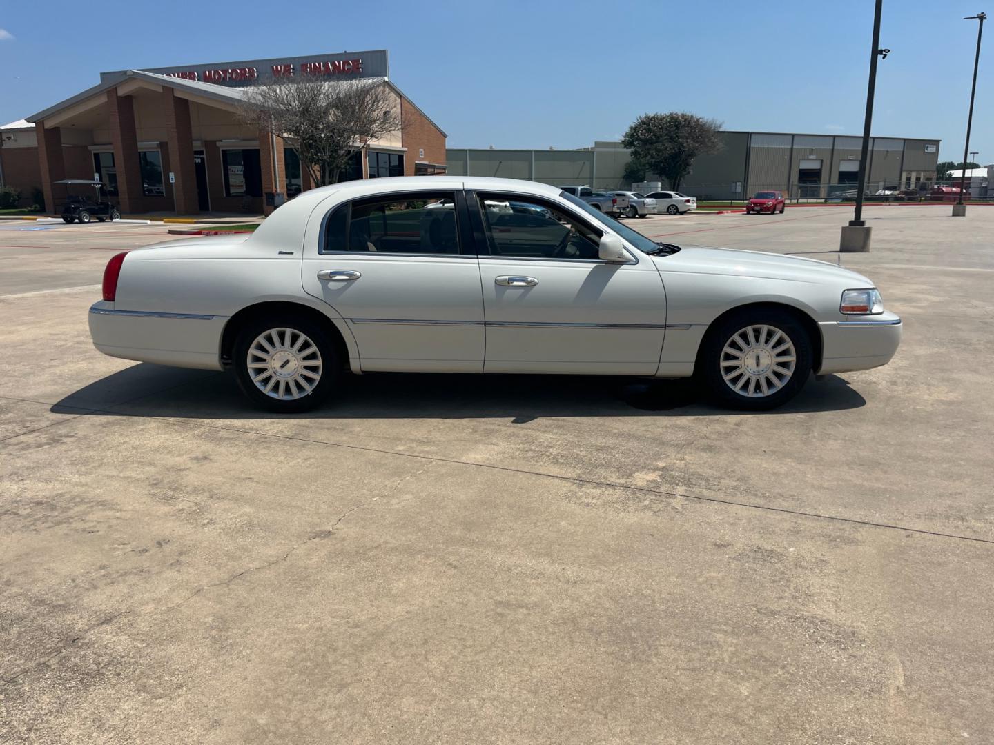 2004 white /TAN Lincoln Town Car Ultimate (1LNHM83W84Y) with an 4.6L V8 SOHC 16V engine, 4-Speed Automatic Overdrive transmission, located at 14700 Tomball Parkway 249, Houston, TX, 77086, (281) 444-2200, 29.928619, -95.504074 - Photo#7