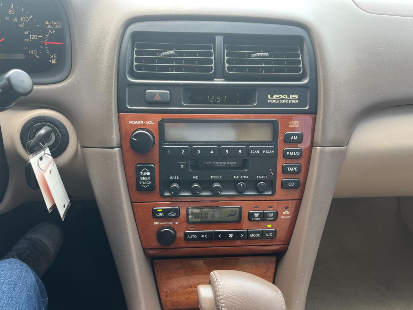 2000 white /TAN Lexus ES 300 Base (JT8BF28G4Y5) with an 3.0L V6 DOHC 24V engine, 4-Speed Automatic Overdrive transmission, located at 14700 Tomball Parkway 249, Houston, TX, 77086, (281) 444-2200, 29.928619, -95.504074 - Photo#14