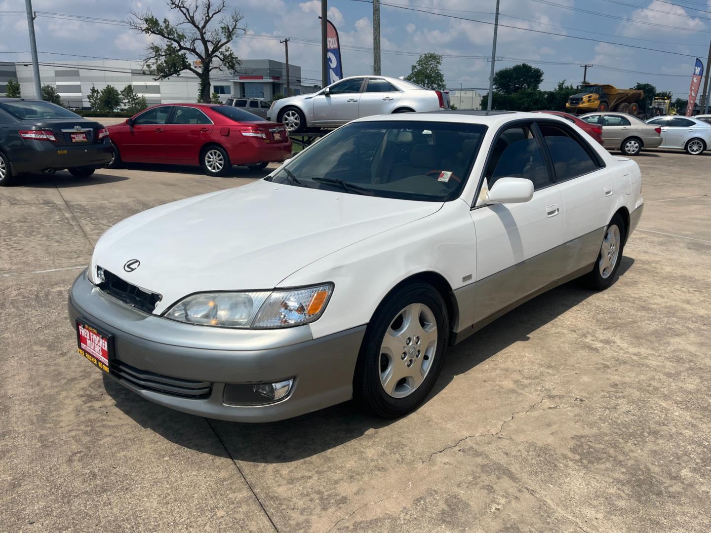 2000 white /TAN Lexus ES 300 Base (JT8BF28G4Y5) with an 3.0L V6 DOHC 24V engine, 4-Speed Automatic Overdrive transmission, located at 14700 Tomball Parkway 249, Houston, TX, 77086, (281) 444-2200, 29.928619, -95.504074 - Photo#2