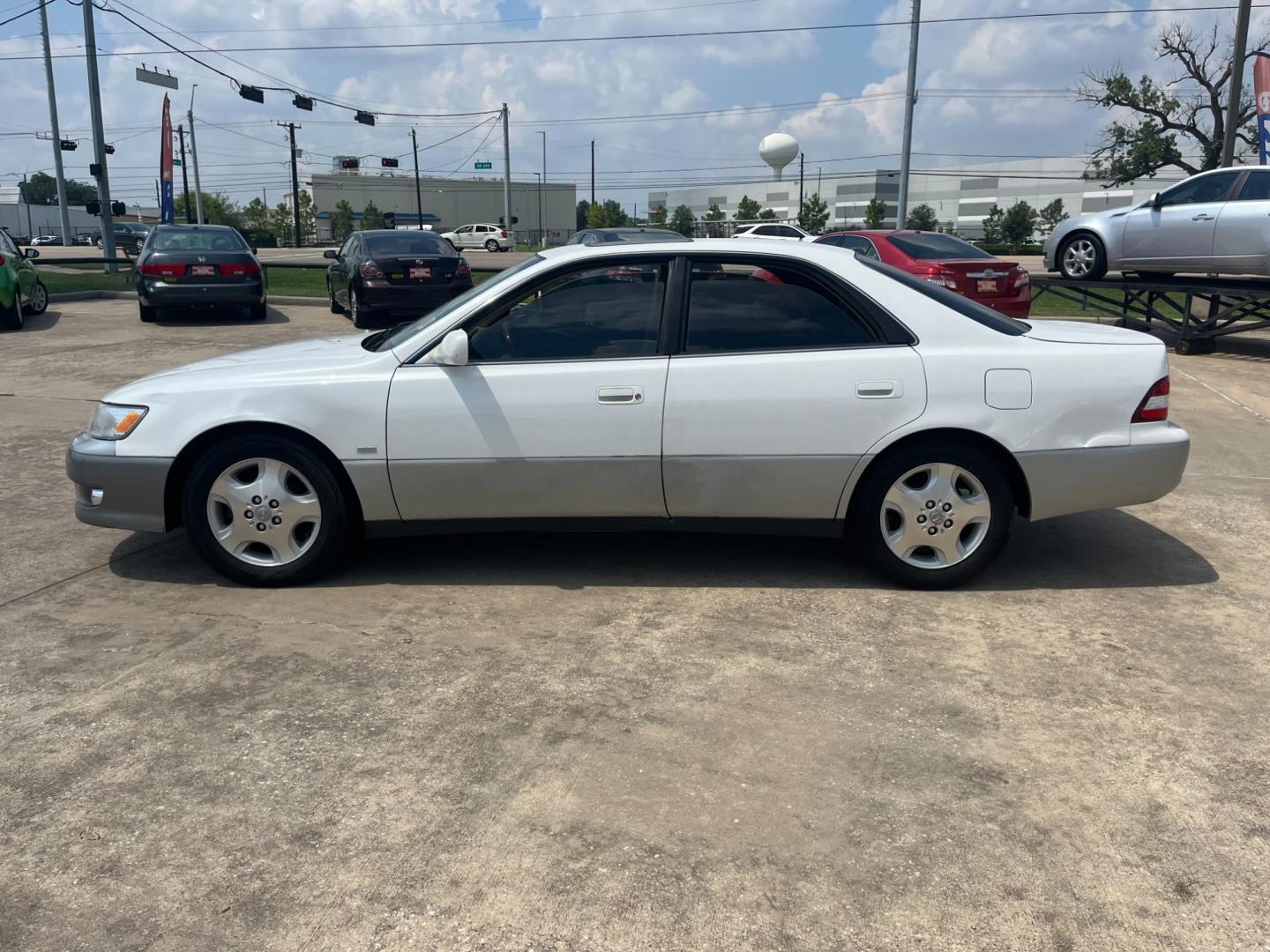 2000 white /TAN Lexus ES 300 Base (JT8BF28G4Y5) with an 3.0L V6 DOHC 24V engine, 4-Speed Automatic Overdrive transmission, located at 14700 Tomball Parkway 249, Houston, TX, 77086, (281) 444-2200, 29.928619, -95.504074 - Photo#3