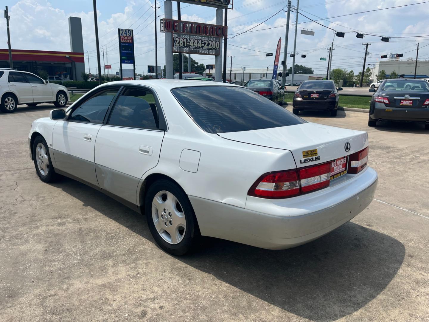 2000 white /TAN Lexus ES 300 Base (JT8BF28G4Y5) with an 3.0L V6 DOHC 24V engine, 4-Speed Automatic Overdrive transmission, located at 14700 Tomball Parkway 249, Houston, TX, 77086, (281) 444-2200, 29.928619, -95.504074 - Photo#4