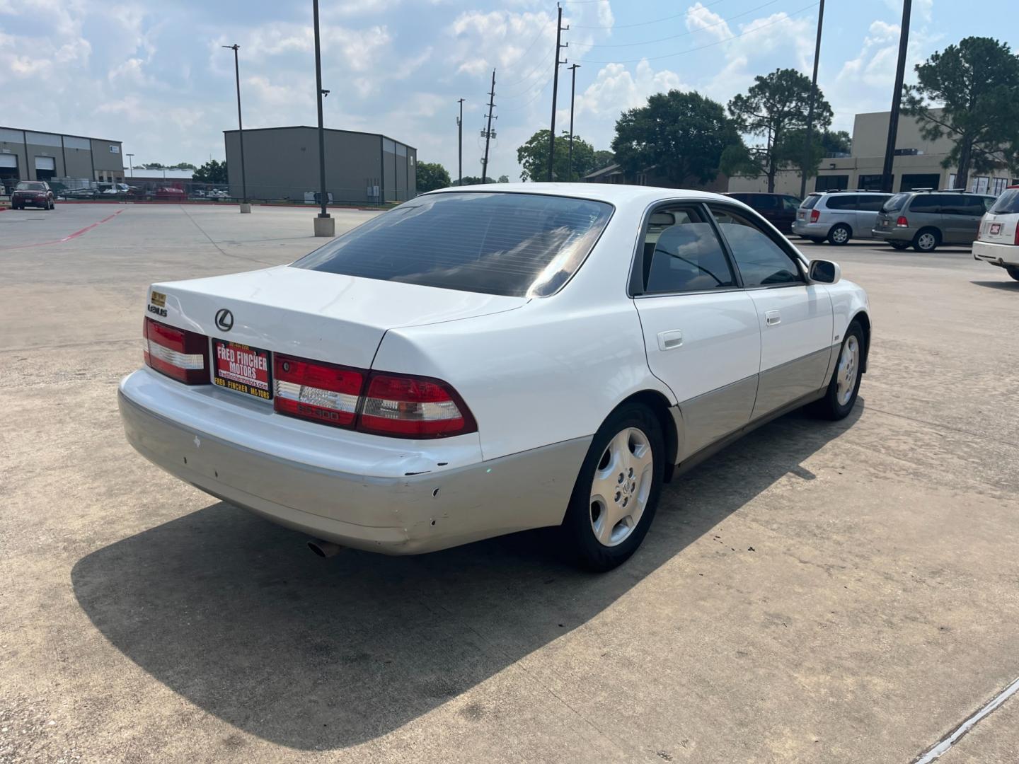 2000 white /TAN Lexus ES 300 Base (JT8BF28G4Y5) with an 3.0L V6 DOHC 24V engine, 4-Speed Automatic Overdrive transmission, located at 14700 Tomball Parkway 249, Houston, TX, 77086, (281) 444-2200, 29.928619, -95.504074 - Photo#6