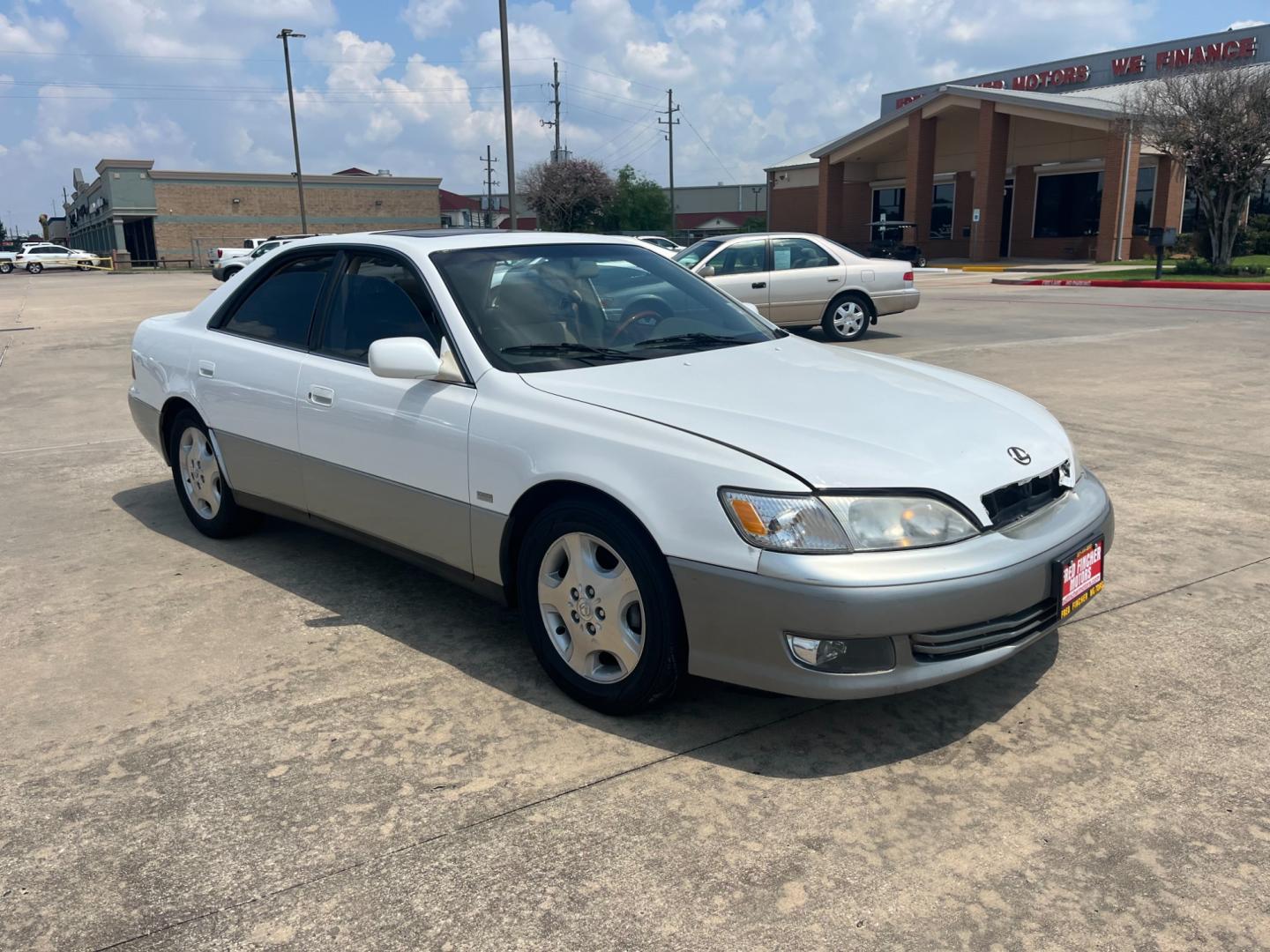 2000 white /TAN Lexus ES 300 Base (JT8BF28G4Y5) with an 3.0L V6 DOHC 24V engine, 4-Speed Automatic Overdrive transmission, located at 14700 Tomball Parkway 249, Houston, TX, 77086, (281) 444-2200, 29.928619, -95.504074 - Photo#0