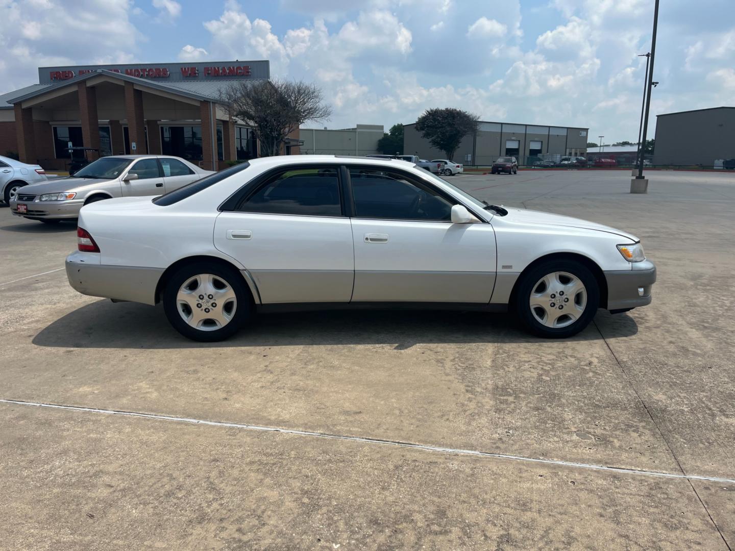 2000 white /TAN Lexus ES 300 Base (JT8BF28G4Y5) with an 3.0L V6 DOHC 24V engine, 4-Speed Automatic Overdrive transmission, located at 14700 Tomball Parkway 249, Houston, TX, 77086, (281) 444-2200, 29.928619, -95.504074 - Photo#7