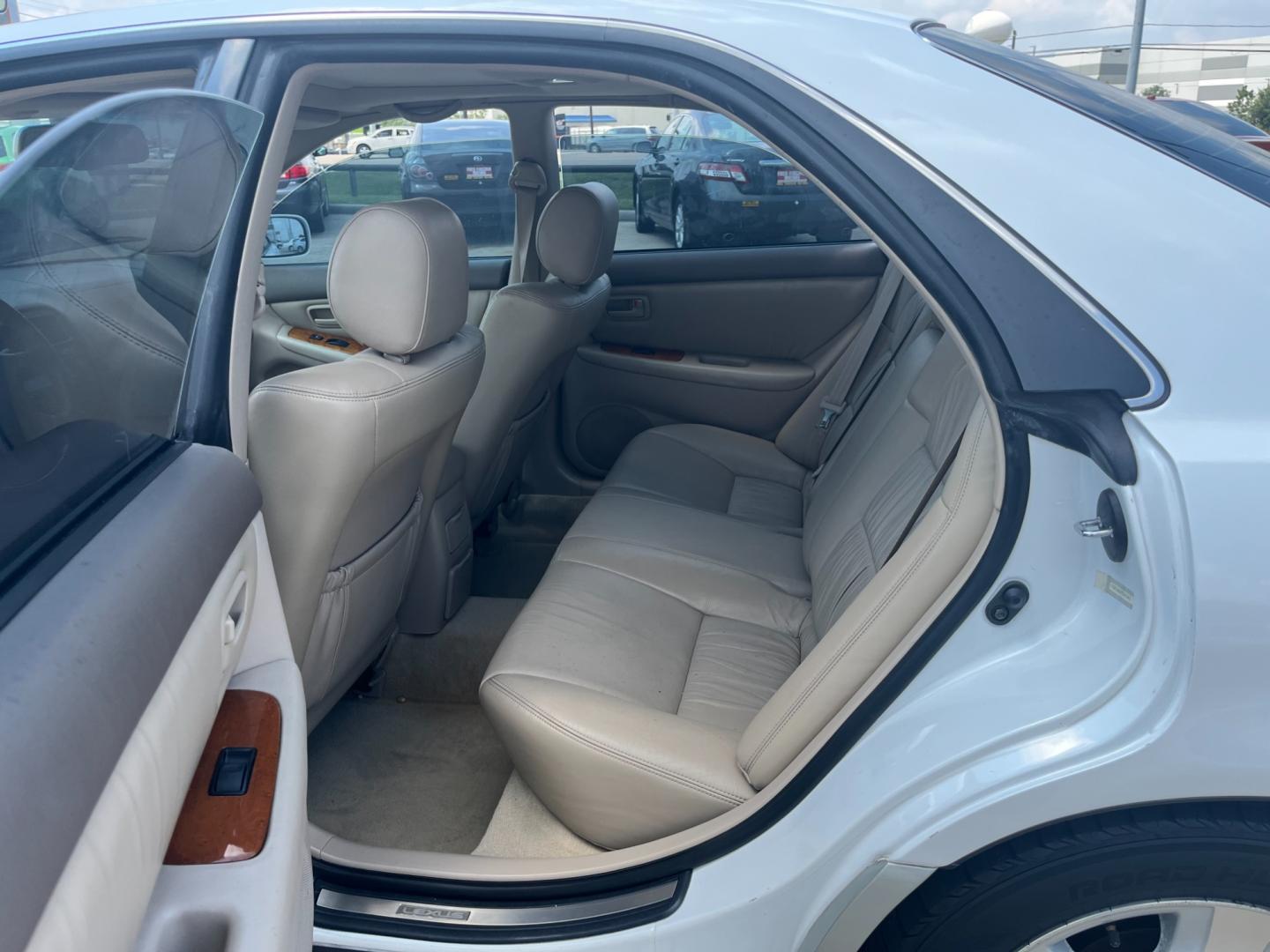 2000 white /TAN Lexus ES 300 Base (JT8BF28G4Y5) with an 3.0L V6 DOHC 24V engine, 4-Speed Automatic Overdrive transmission, located at 14700 Tomball Parkway 249, Houston, TX, 77086, (281) 444-2200, 29.928619, -95.504074 - Photo#9