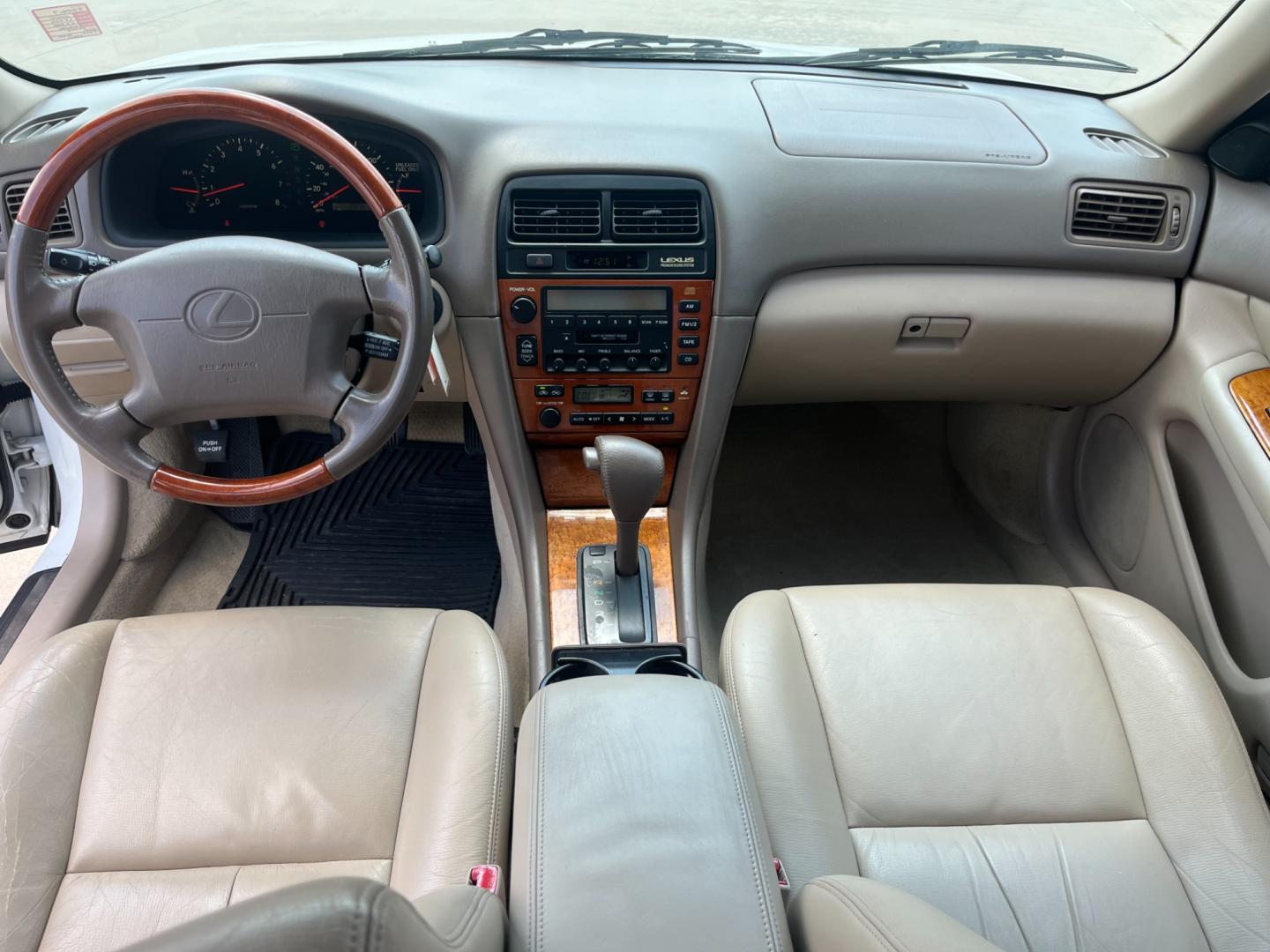 2000 white /TAN Lexus ES 300 Base (JT8BF28G4Y5) with an 3.0L V6 DOHC 24V engine, 4-Speed Automatic Overdrive transmission, located at 14700 Tomball Parkway 249, Houston, TX, 77086, (281) 444-2200, 29.928619, -95.504074 - Photo#10