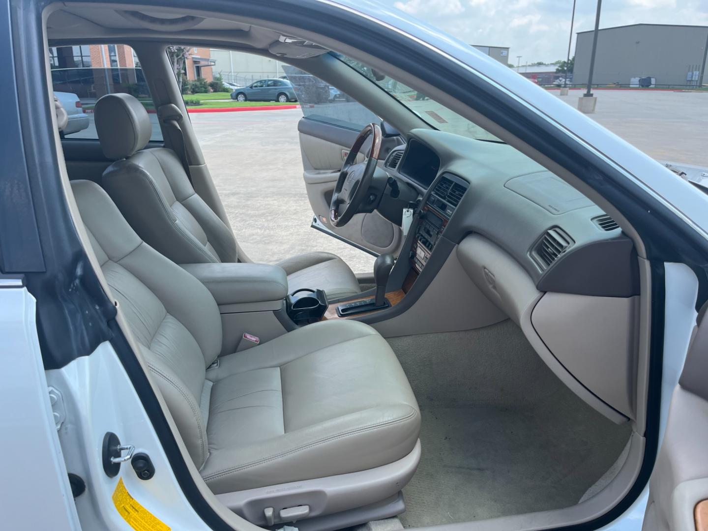 2000 white /TAN Lexus ES 300 Base (JT8BF28G4Y5) with an 3.0L V6 DOHC 24V engine, 4-Speed Automatic Overdrive transmission, located at 14700 Tomball Parkway 249, Houston, TX, 77086, (281) 444-2200, 29.928619, -95.504074 - Photo#11