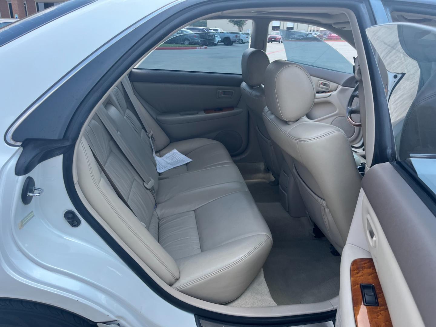 2000 white /TAN Lexus ES 300 Base (JT8BF28G4Y5) with an 3.0L V6 DOHC 24V engine, 4-Speed Automatic Overdrive transmission, located at 14700 Tomball Parkway 249, Houston, TX, 77086, (281) 444-2200, 29.928619, -95.504074 - Photo#12