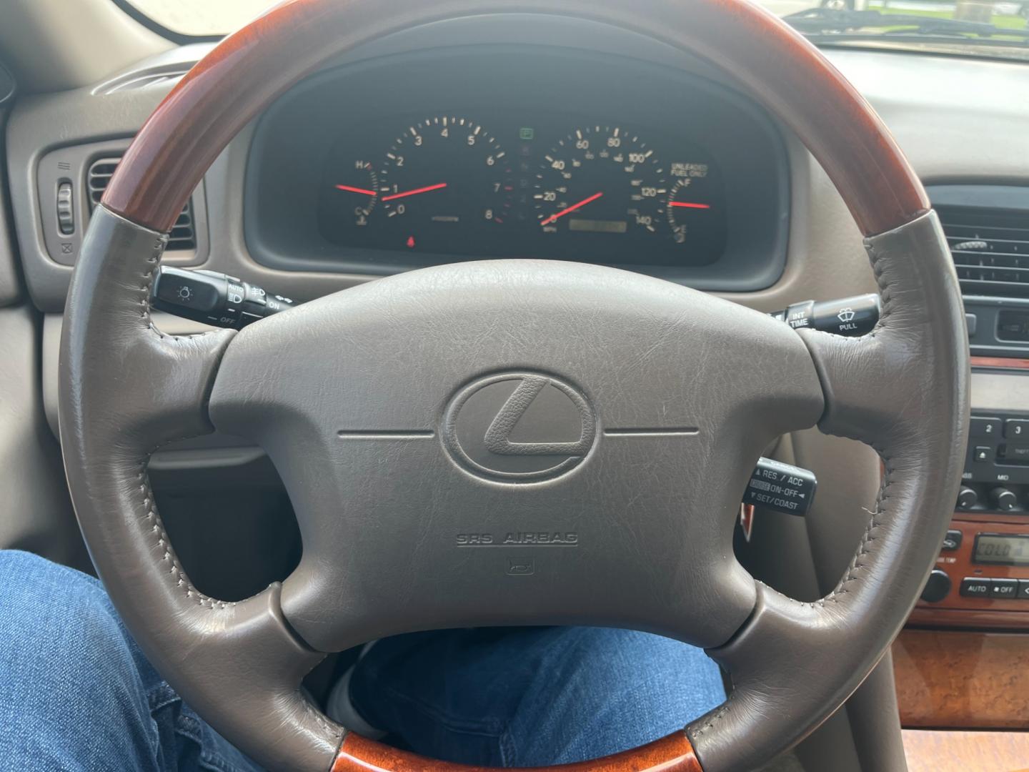 2000 white /TAN Lexus ES 300 Base (JT8BF28G4Y5) with an 3.0L V6 DOHC 24V engine, 4-Speed Automatic Overdrive transmission, located at 14700 Tomball Parkway 249, Houston, TX, 77086, (281) 444-2200, 29.928619, -95.504074 - Photo#15