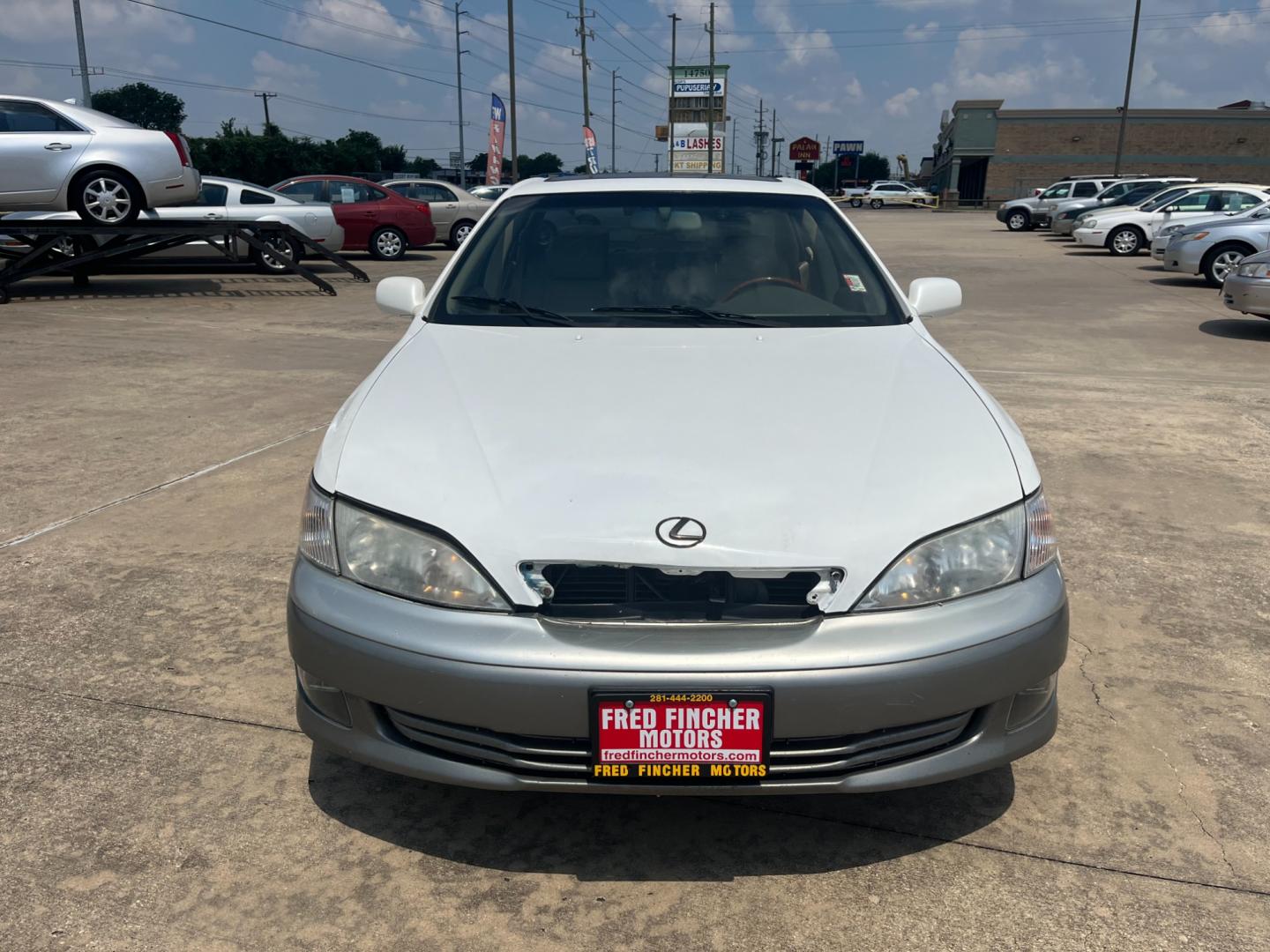 2000 white /TAN Lexus ES 300 Base (JT8BF28G4Y5) with an 3.0L V6 DOHC 24V engine, 4-Speed Automatic Overdrive transmission, located at 14700 Tomball Parkway 249, Houston, TX, 77086, (281) 444-2200, 29.928619, -95.504074 - Photo#1