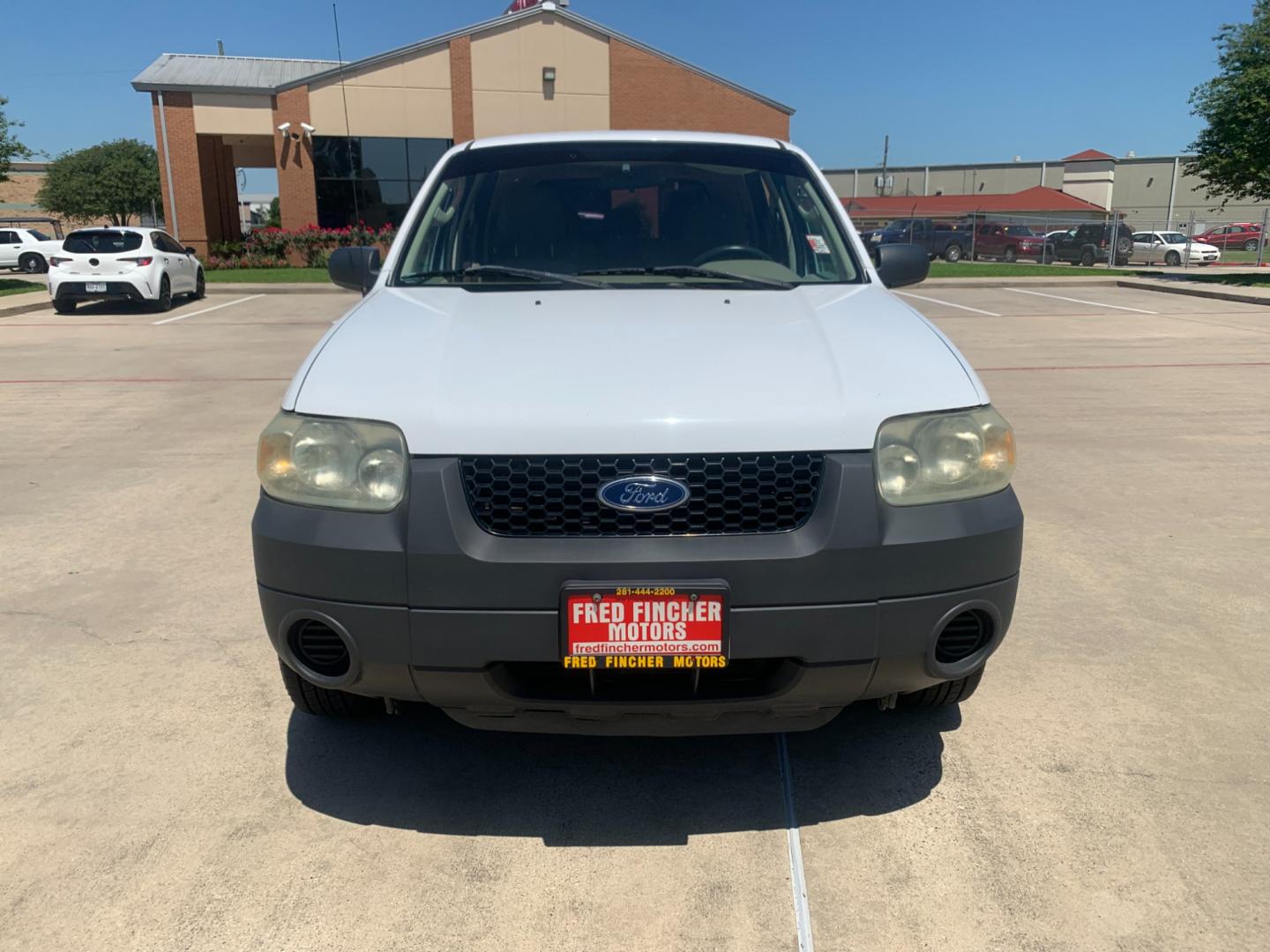 2001 white /black Ford Escape XLT 4WD (1FMCU04191K) with an 3.0L V6 DOHC 24V engine, Automatic transmission, located at 14700 Tomball Parkway 249, Houston, TX, 77086, (281) 444-2200, 29.928619, -95.504074 - Photo#1