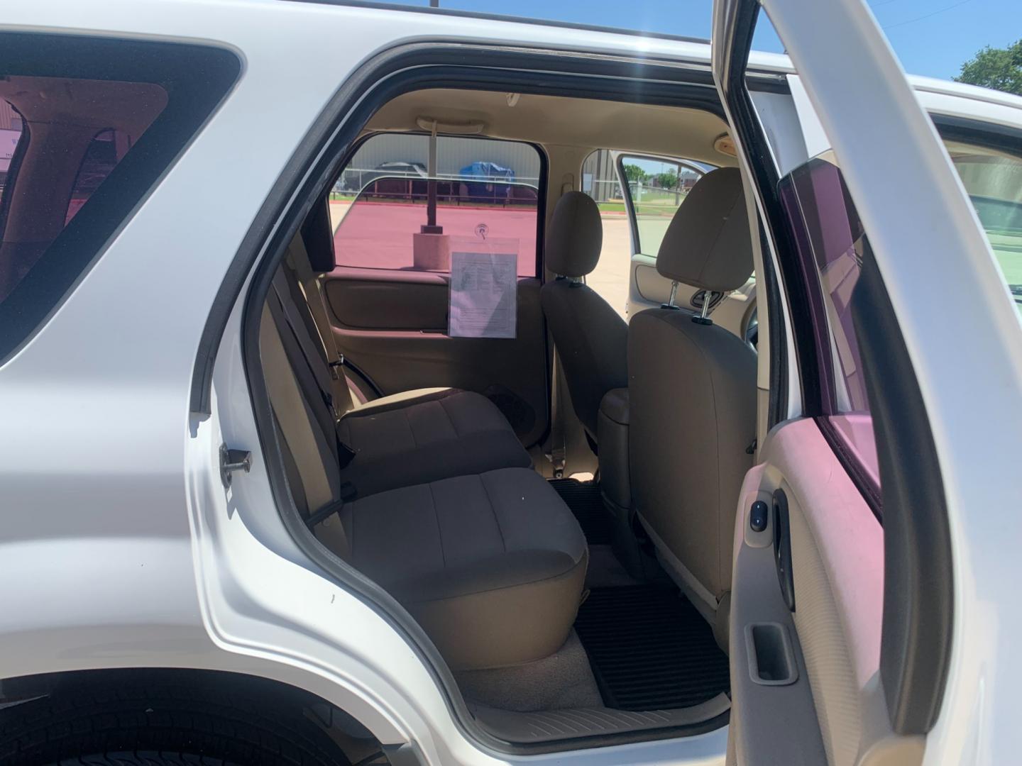 2001 white /black Ford Escape XLT 4WD (1FMCU04191K) with an 3.0L V6 DOHC 24V engine, Automatic transmission, located at 14700 Tomball Parkway 249, Houston, TX, 77086, (281) 444-2200, 29.928619, -95.504074 - Photo#12