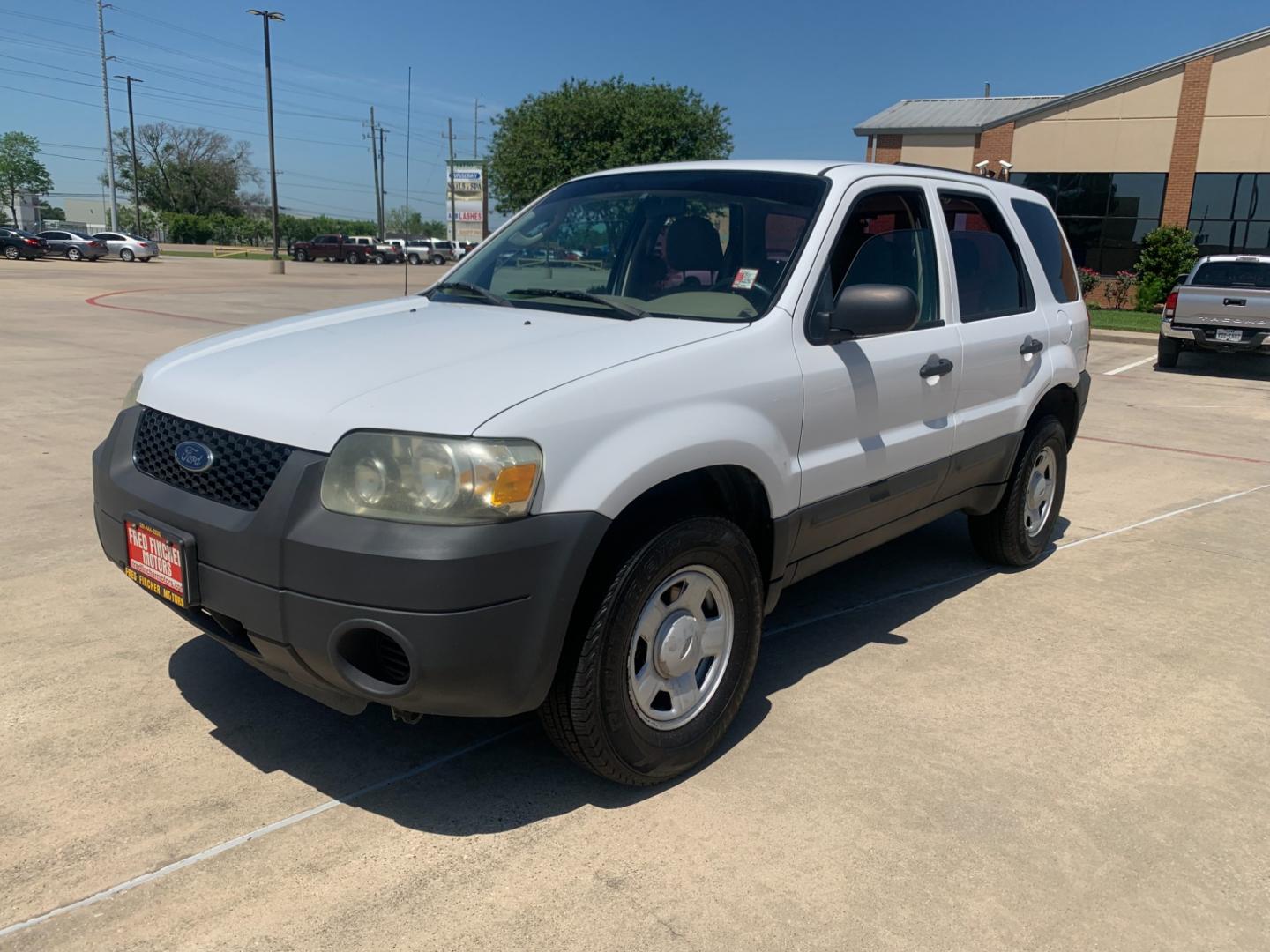 2001 white /black Ford Escape XLT 4WD (1FMCU04191K) with an 3.0L V6 DOHC 24V engine, Automatic transmission, located at 14700 Tomball Parkway 249, Houston, TX, 77086, (281) 444-2200, 29.928619, -95.504074 - Photo#2