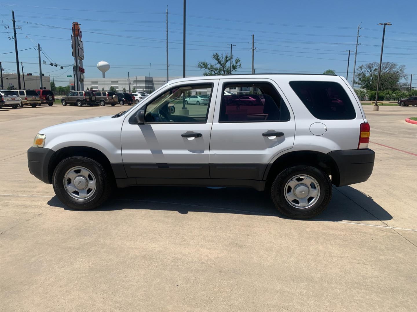 2001 white /black Ford Escape XLT 4WD (1FMCU04191K) with an 3.0L V6 DOHC 24V engine, Automatic transmission, located at 14700 Tomball Parkway 249, Houston, TX, 77086, (281) 444-2200, 29.928619, -95.504074 - Photo#3