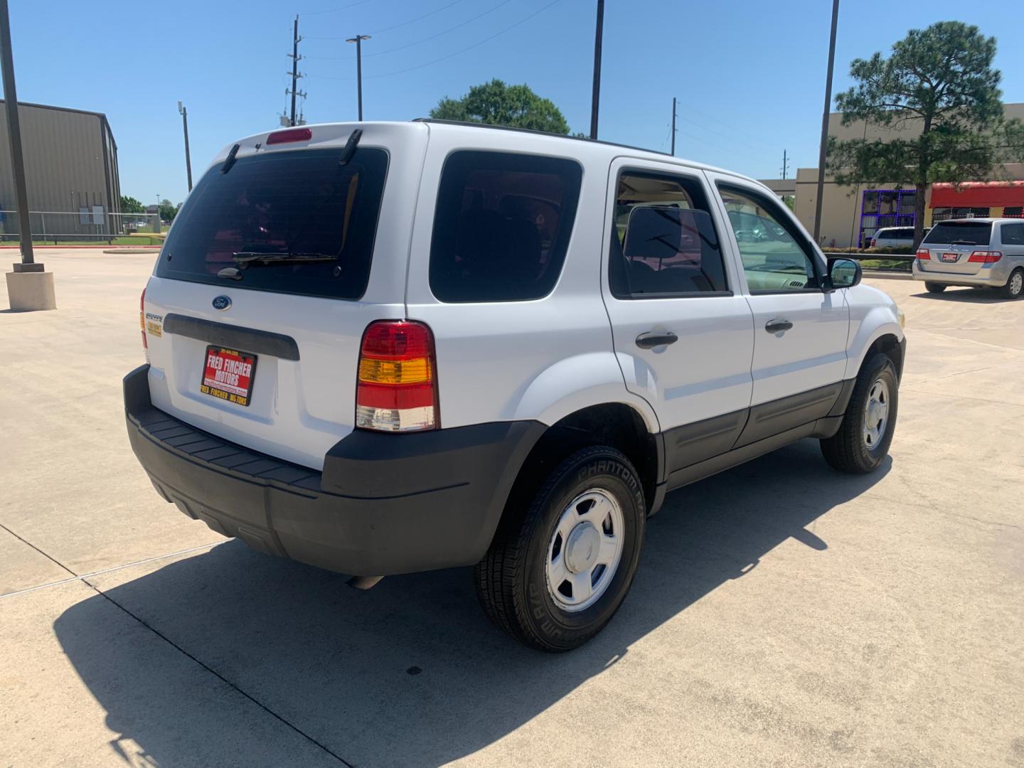 2001 white /black Ford Escape XLT 4WD (1FMCU04191K) with an 3.0L V6 DOHC 24V engine, Automatic transmission, located at 14700 Tomball Parkway 249, Houston, TX, 77086, (281) 444-2200, 29.928619, -95.504074 - Photo#6