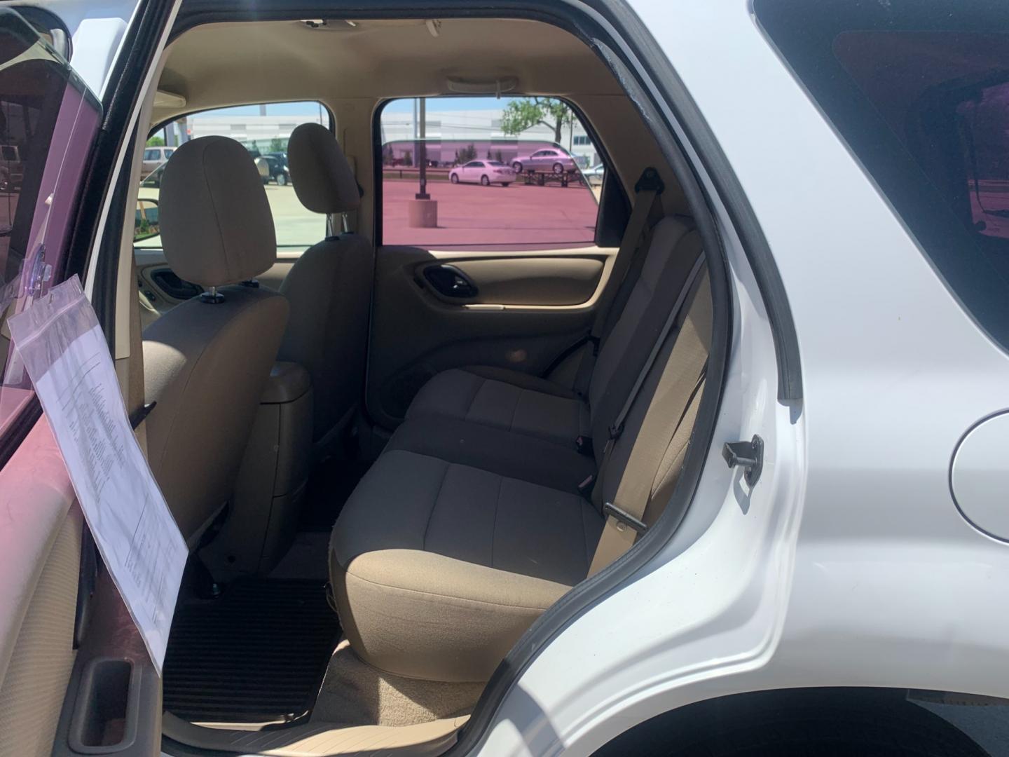 2001 white /black Ford Escape XLT 4WD (1FMCU04191K) with an 3.0L V6 DOHC 24V engine, Automatic transmission, located at 14700 Tomball Parkway 249, Houston, TX, 77086, (281) 444-2200, 29.928619, -95.504074 - Photo#9