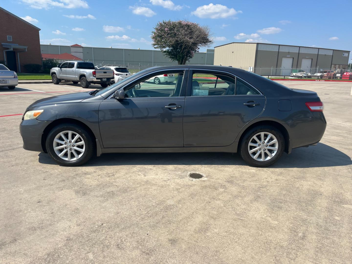 2010 GRAY /gray Toyota Camry LE V6 6-Spd AT (4T1BK3EK2AU) with an 3.5L V6 DOHC 24V engine, 6-Speed Automatic transmission, located at 14700 Tomball Parkway 249, Houston, TX, 77086, (281) 444-2200, 29.928619, -95.504074 - Photo#3