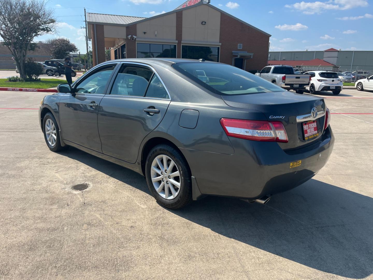 2010 GRAY /gray Toyota Camry LE V6 6-Spd AT (4T1BK3EK2AU) with an 3.5L V6 DOHC 24V engine, 6-Speed Automatic transmission, located at 14700 Tomball Parkway 249, Houston, TX, 77086, (281) 444-2200, 29.928619, -95.504074 - Photo#4