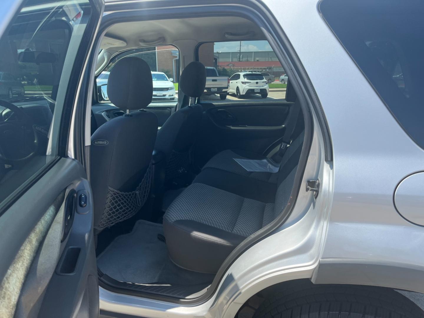 2004 silver /black Ford Escape XLT 2WD (1FMCU03144K) with an 3.0L V6 DOHC 24V engine, 4-Speed Automatic Overdrive transmission, located at 14700 Tomball Parkway 249, Houston, TX, 77086, (281) 444-2200, 29.928619, -95.504074 - Photo#9