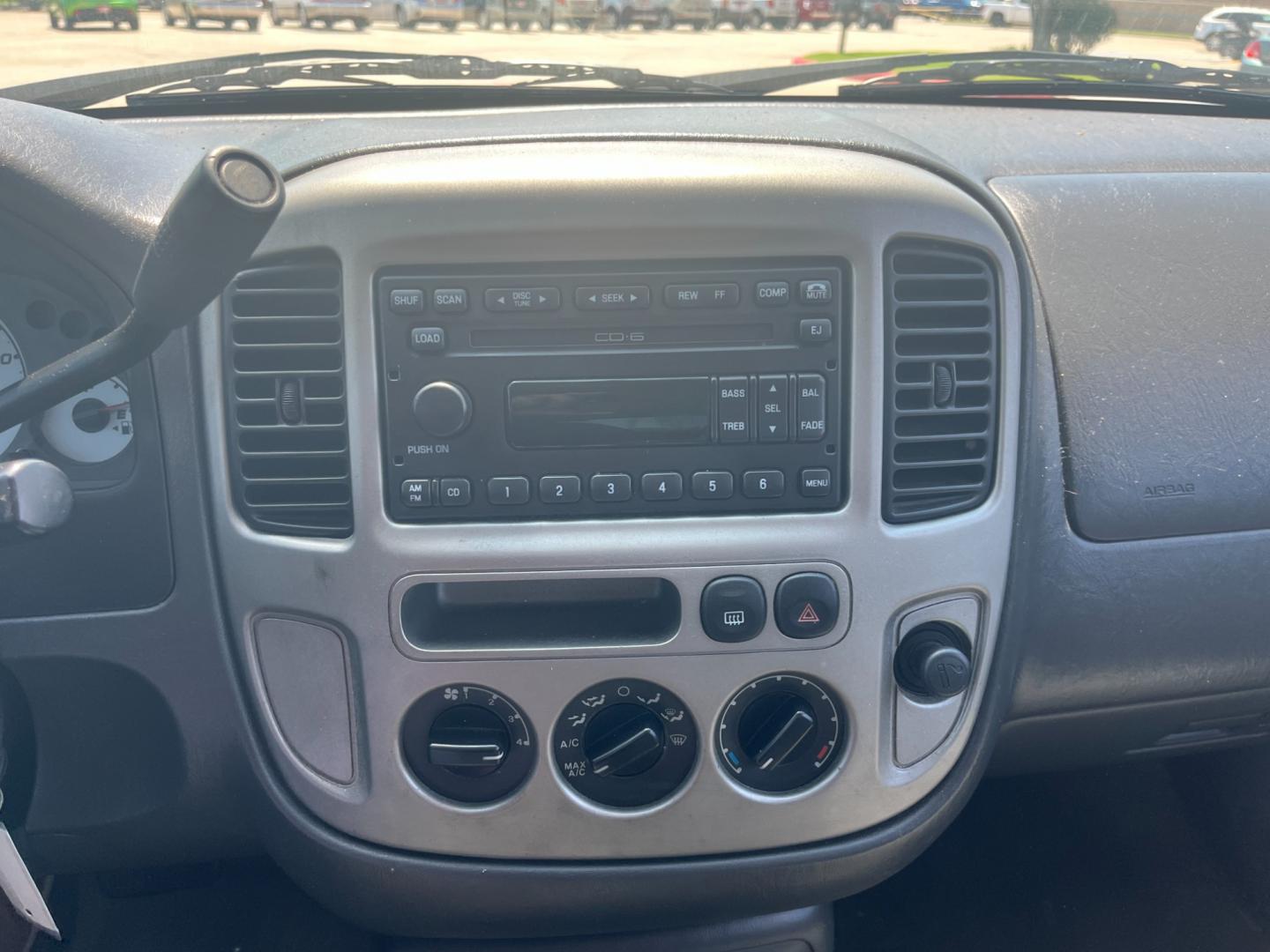 2004 silver /black Ford Escape XLT 2WD (1FMCU03144K) with an 3.0L V6 DOHC 24V engine, 4-Speed Automatic Overdrive transmission, located at 14700 Tomball Parkway 249, Houston, TX, 77086, (281) 444-2200, 29.928619, -95.504074 - Photo#13