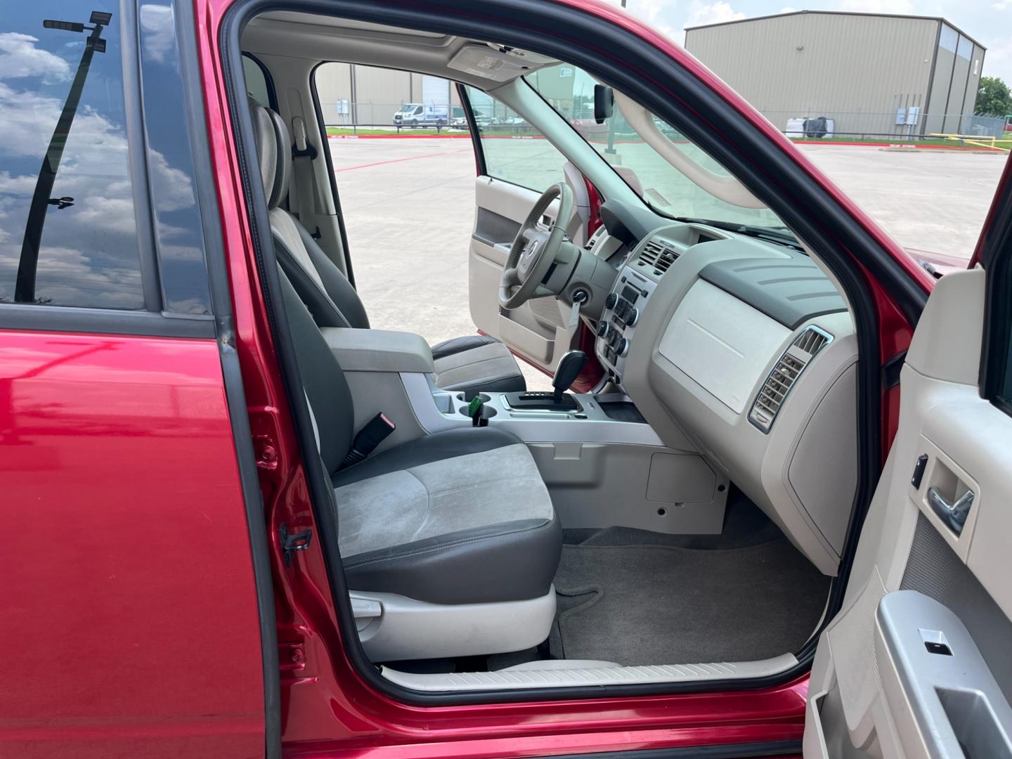 2009 red Mercury Mariner Premier V6 2WD (4M2CU87G39K) , 6-Speed Automatic transmission, located at 14700 Tomball Parkway 249, Houston, TX, 77086, (281) 444-2200, 29.928619, -95.504074 - Photo#11