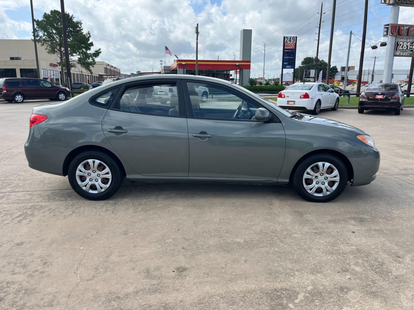 2010 green /gray Hyundai Elantra GLS (KMHDU4AD7AU) with an 2.0L L4 DOHC 16V engine, Automatic transmission, located at 14700 Tomball Parkway 249, Houston, TX, 77086, (281) 444-2200, 29.928619, -95.504074 - Photo#7